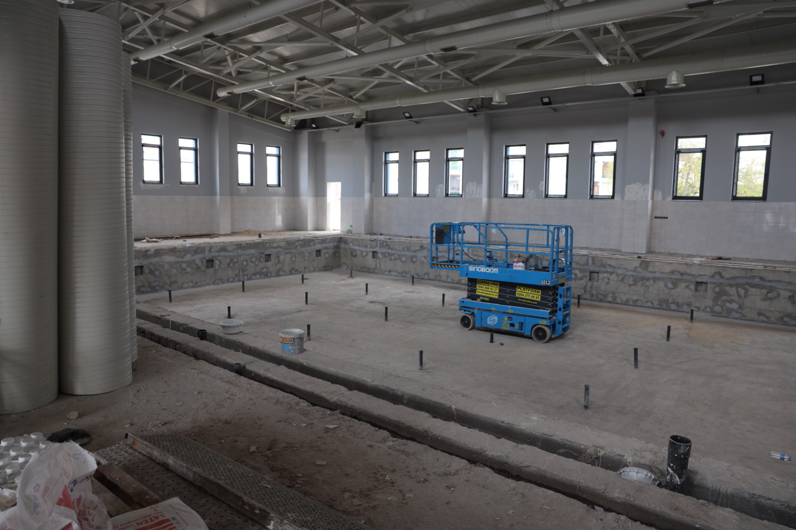 Arifiye Yüzme Havuzu ve Gençlik Merkezi hızla tamamlanıyor