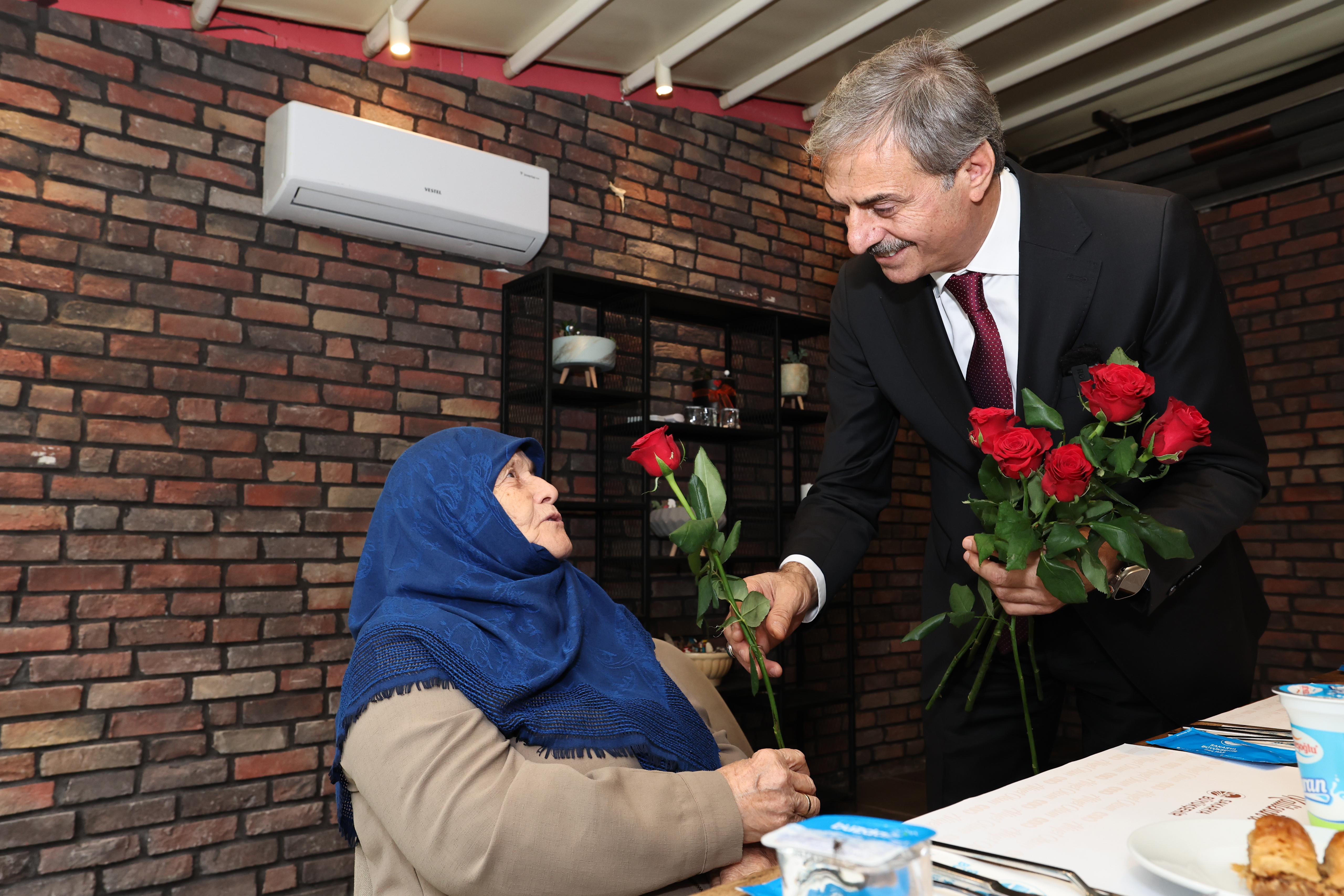 Yusuf Alemdar eli öpülesi büyüklerle kucaklaştı: “Sizlere hürmeti geleceğe miras bırakacağız”