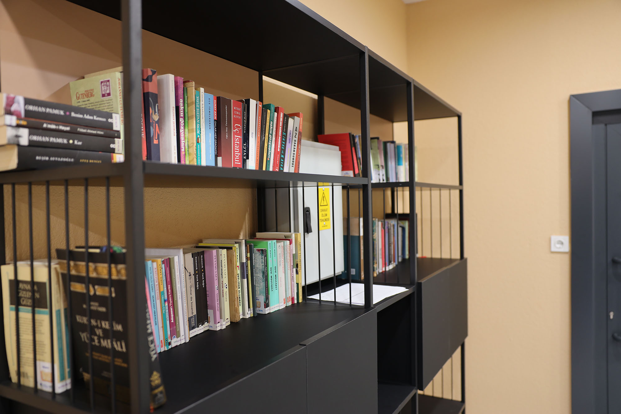 Sakarya’da öğrenciler çamaşırları yıkanırken kitap okuyor