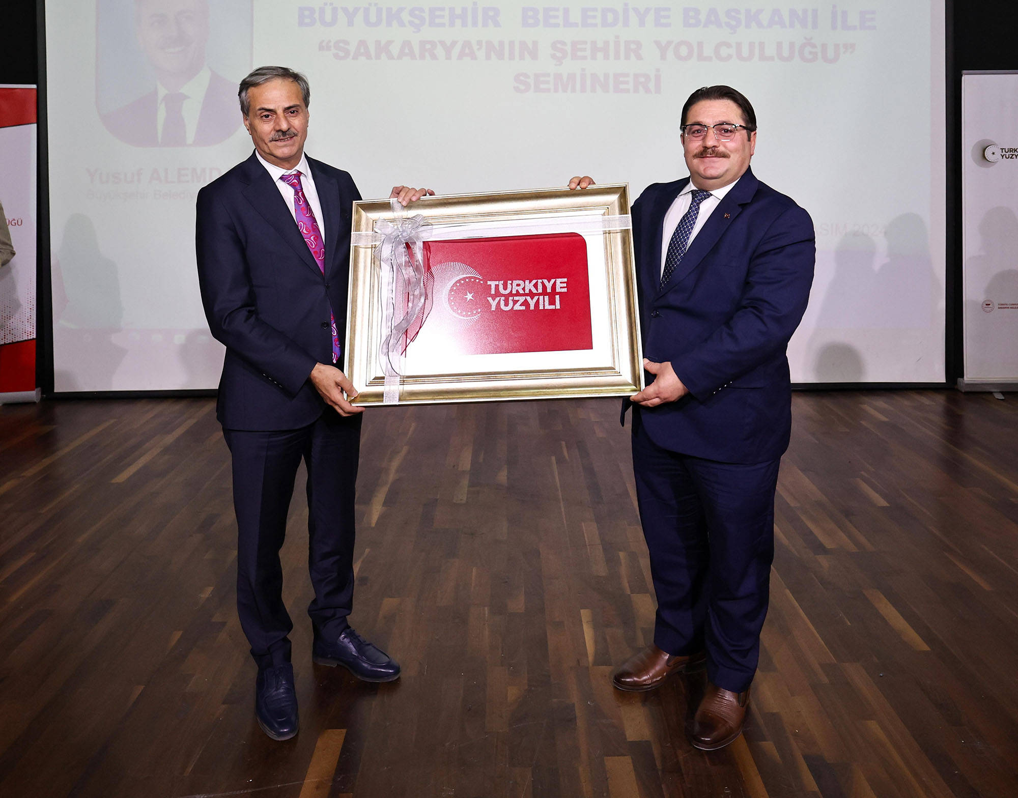 “İnşa edilecek yeni ve güçlü Sakarya’da gençlerimiz kendi hikâyesini yazacak”