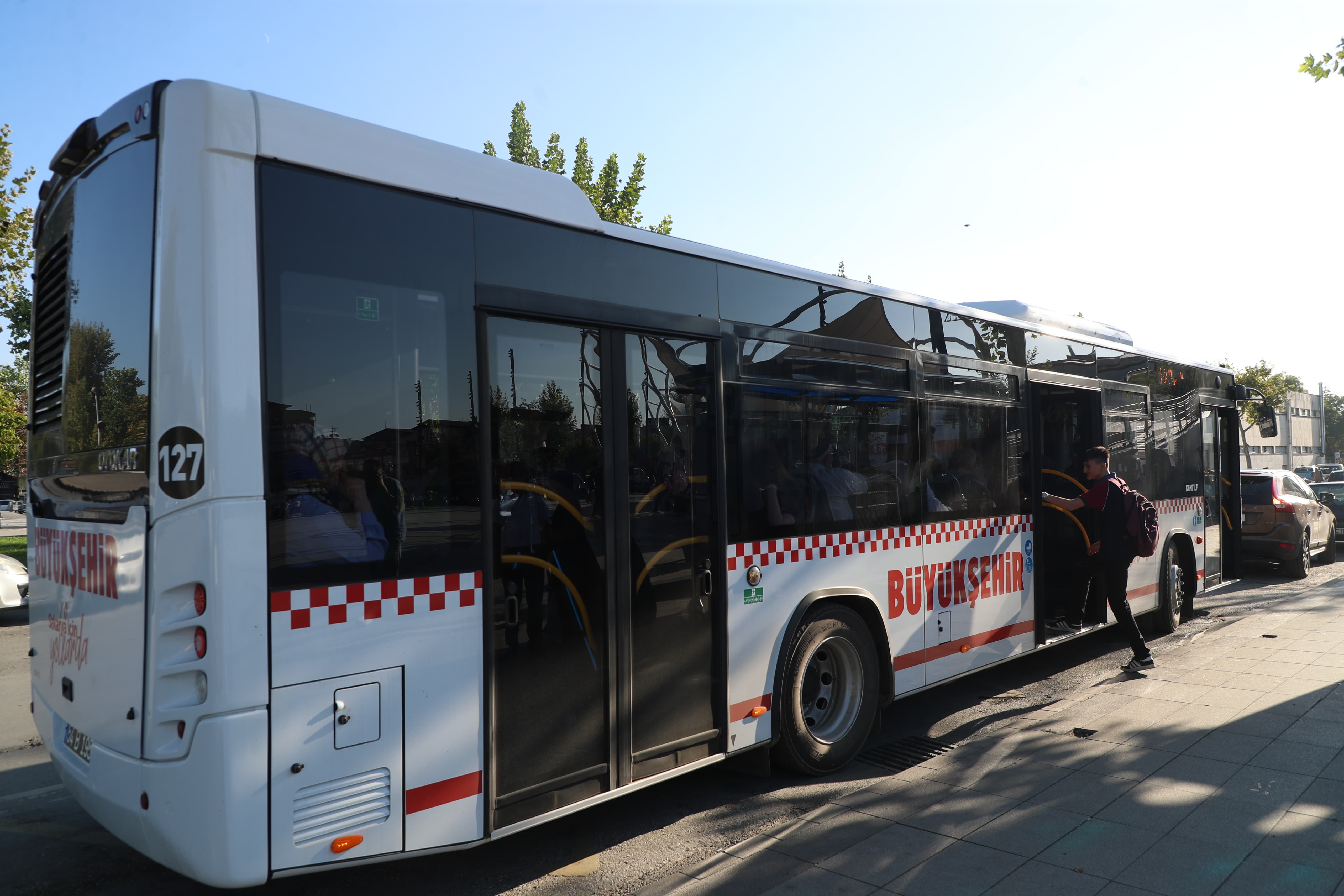 Büyükşehir’in ücretsiz ve indirimli tarifesine öğrencilerden yoğun ilgi