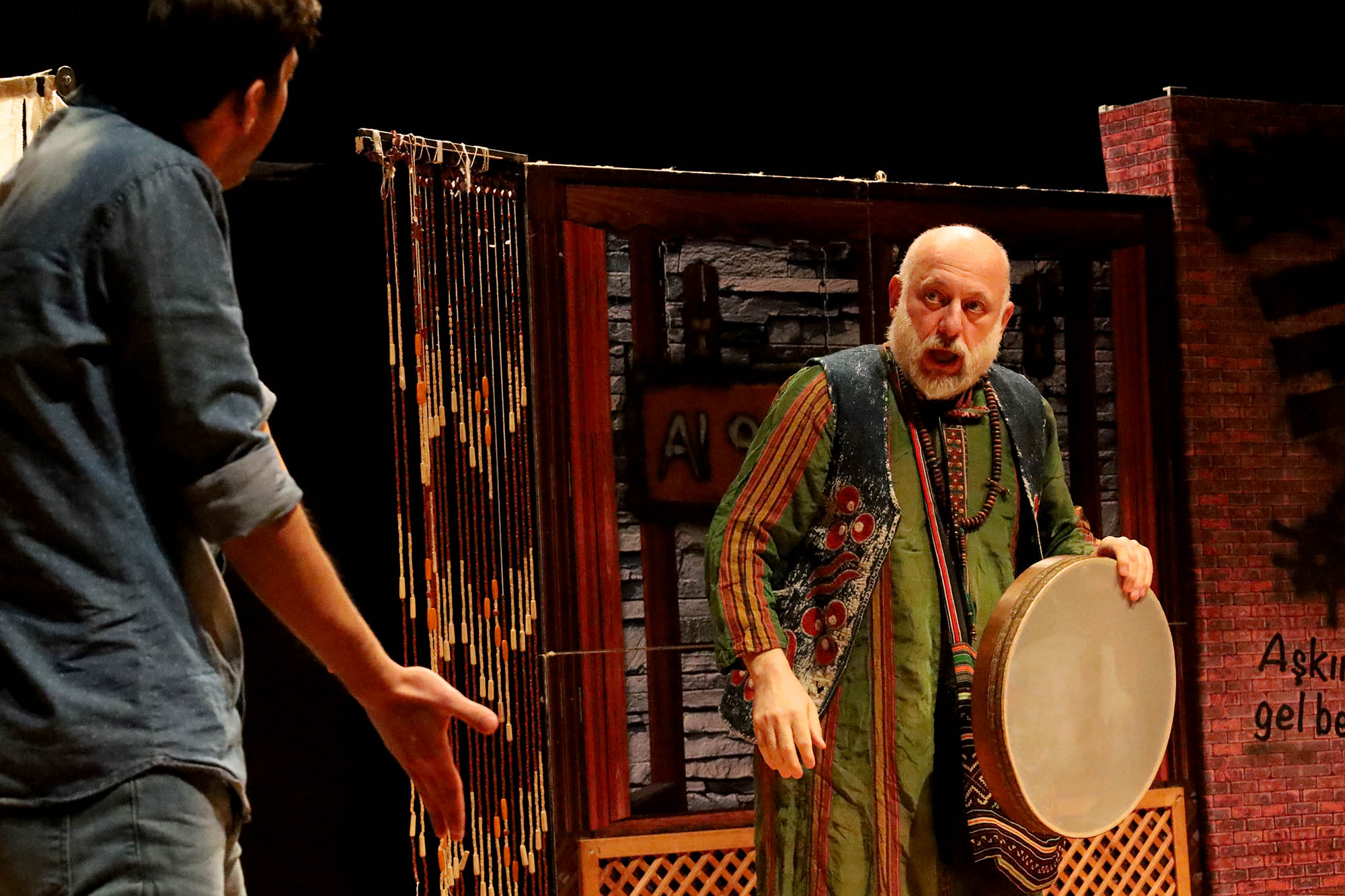Filistin konusu tiyatro sahnesinde; hüzün ve duygu dolu anlar