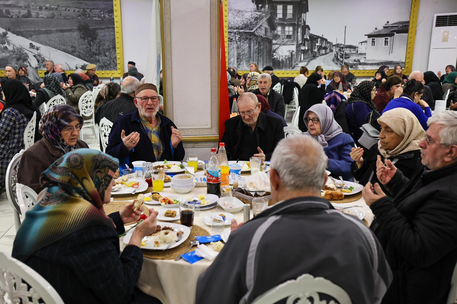 “Başımızın tacı büyüklerimizi asla yalnız bırakmayacağız”