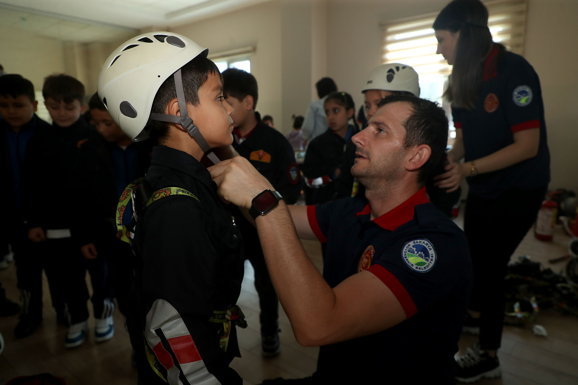 Minik itfaiyecilerin ateşle mücadelesi: Günün kahramanları minikler oldu