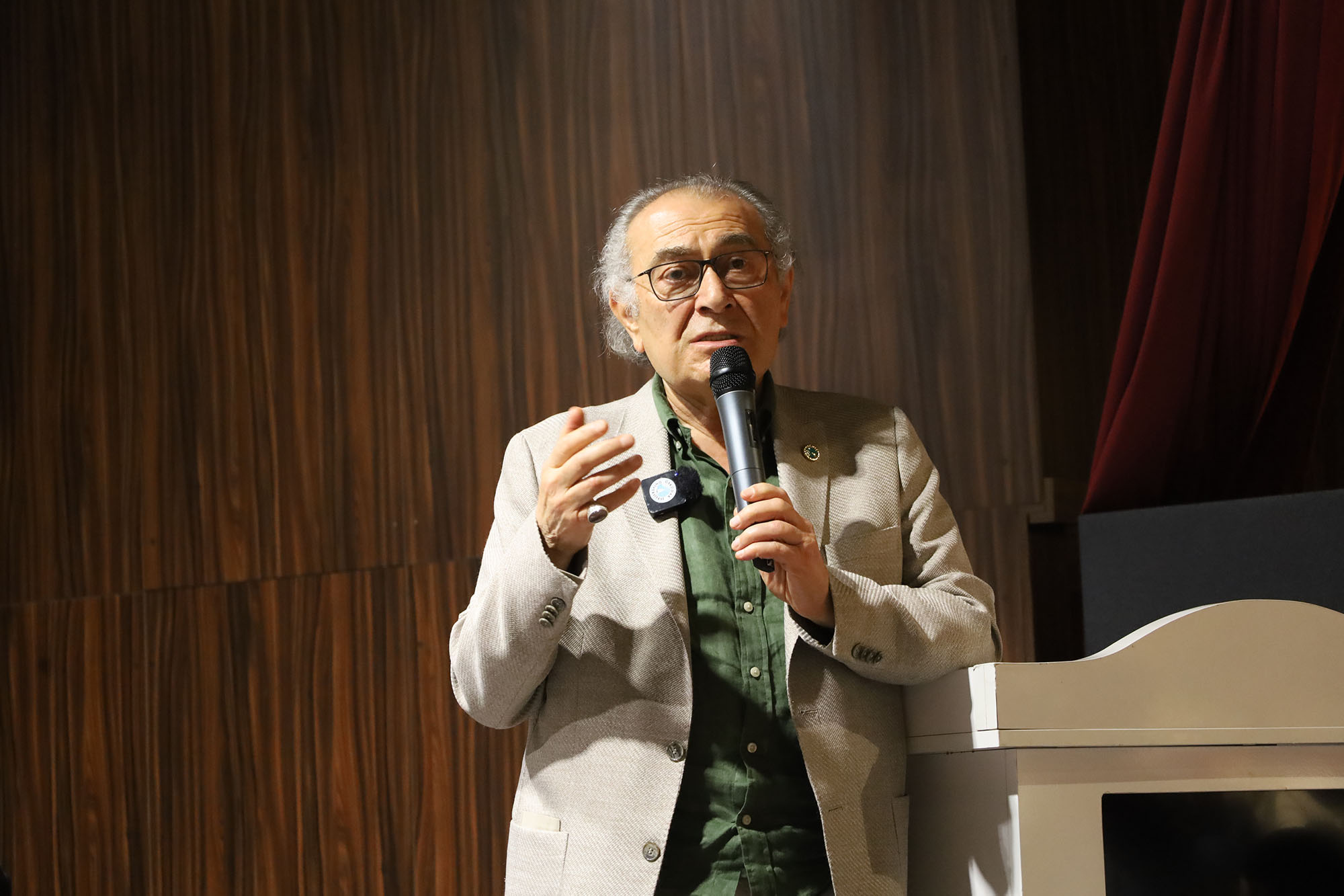 AKM’de dolu salonda konuşan Prof. Dr. Tarhan: “Empati ve anlayış büyük önem taşıyor”