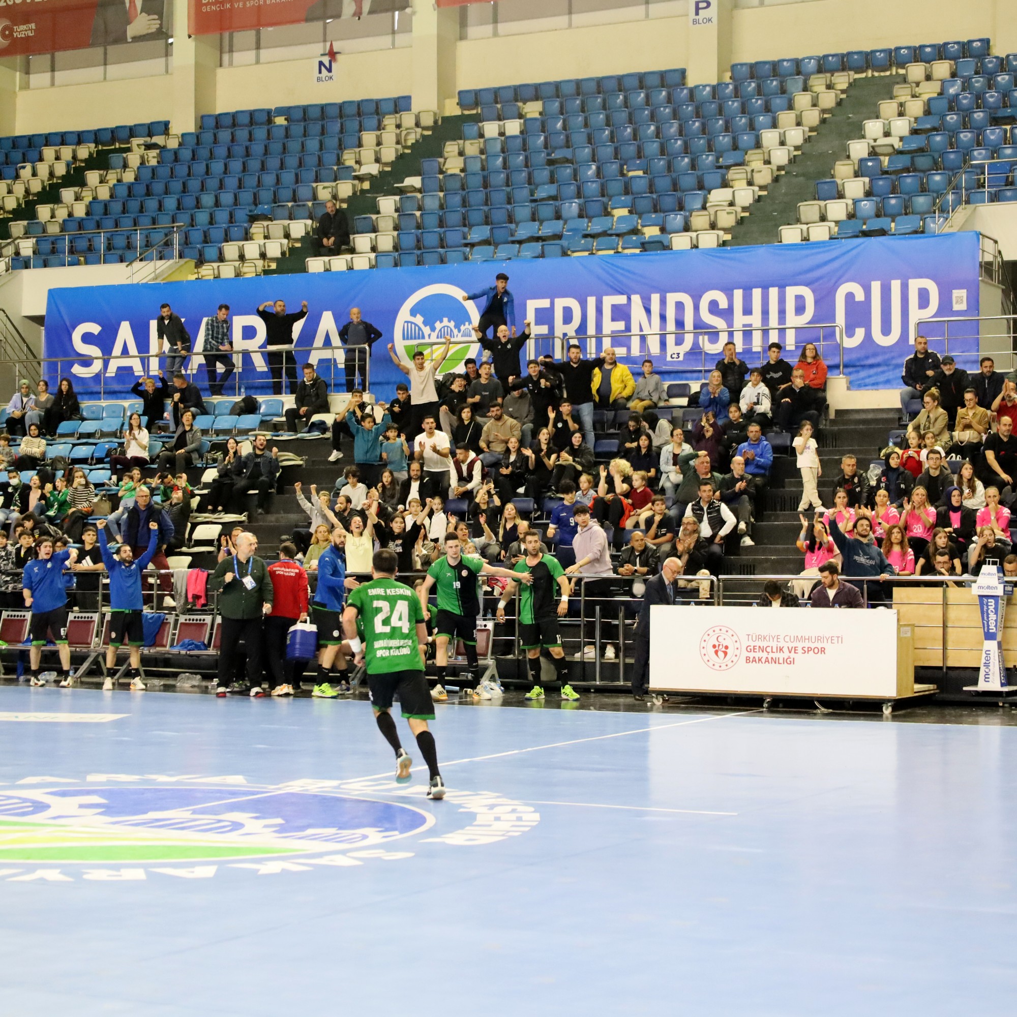 Büyükşehir hentbol adını finale yazdırdı