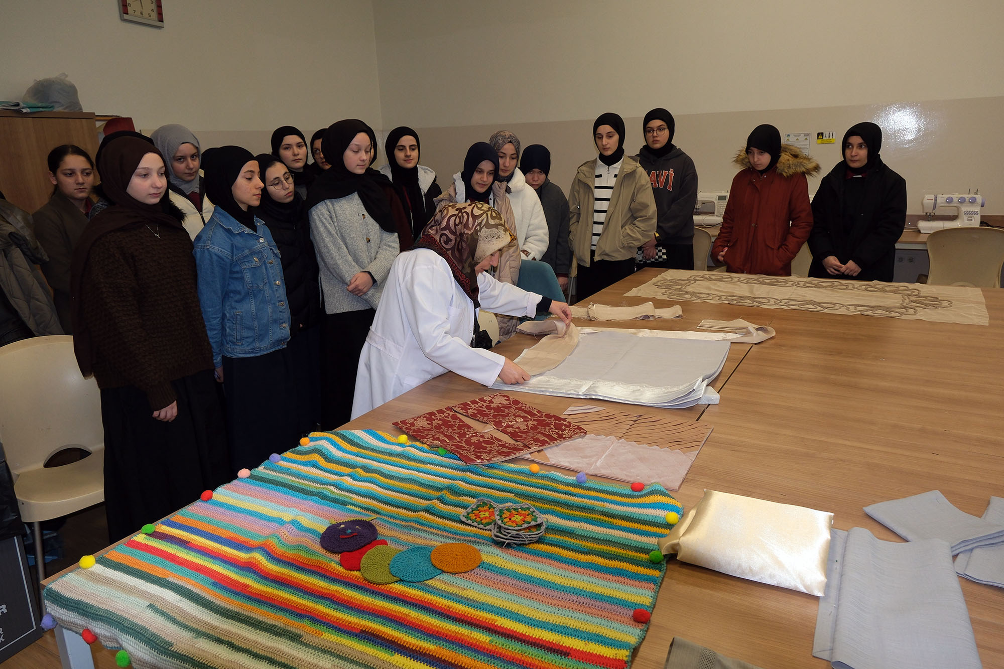 SAMEK atölyelerinde minikler seramikle, gençler tezhiple tanıştı