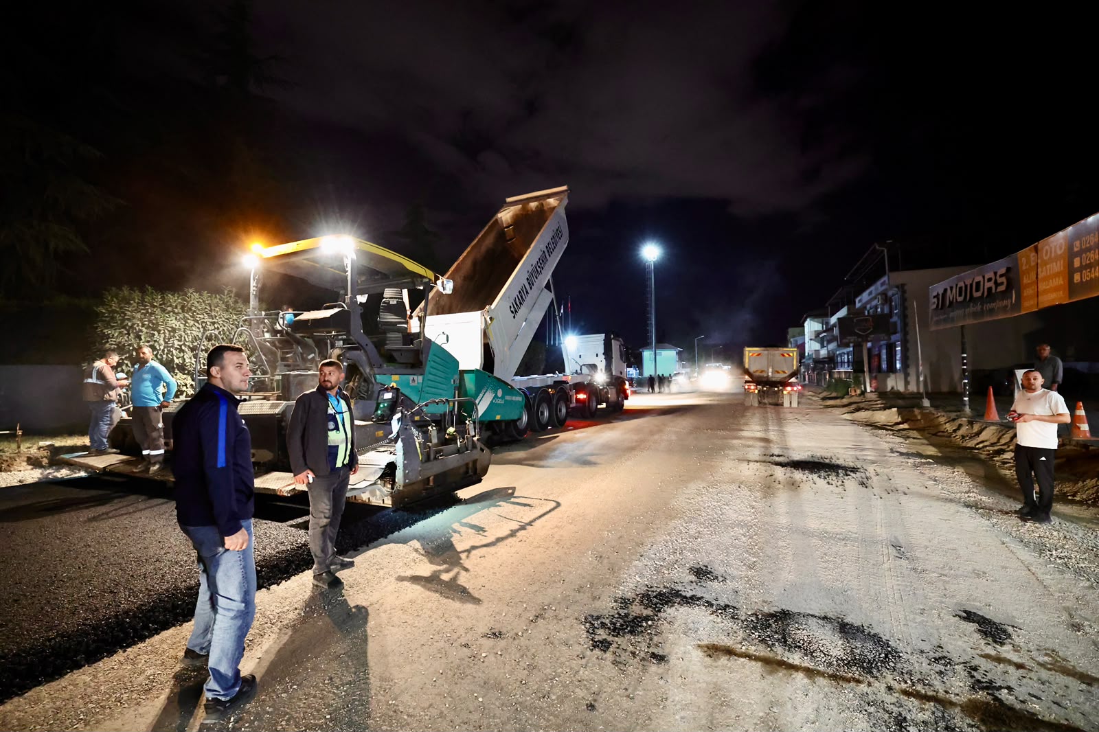 Arifiye Atatürk Caddesi’nde geceden sabaha uzanan asfalt mesaisi: Yepyeni bir görünüme kavuşuyor
