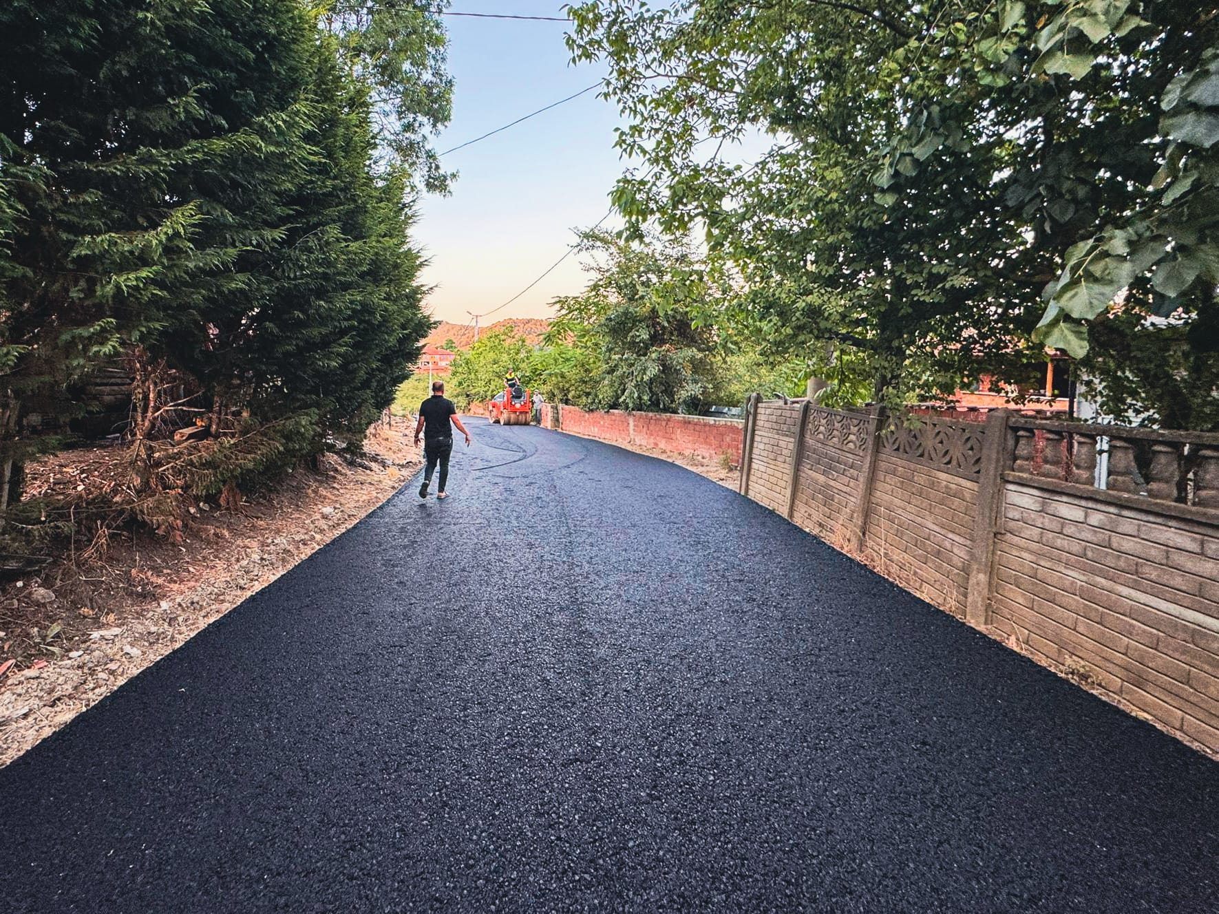 Karasu’da bir mahallenin ulaşım hattı daha yenilendi