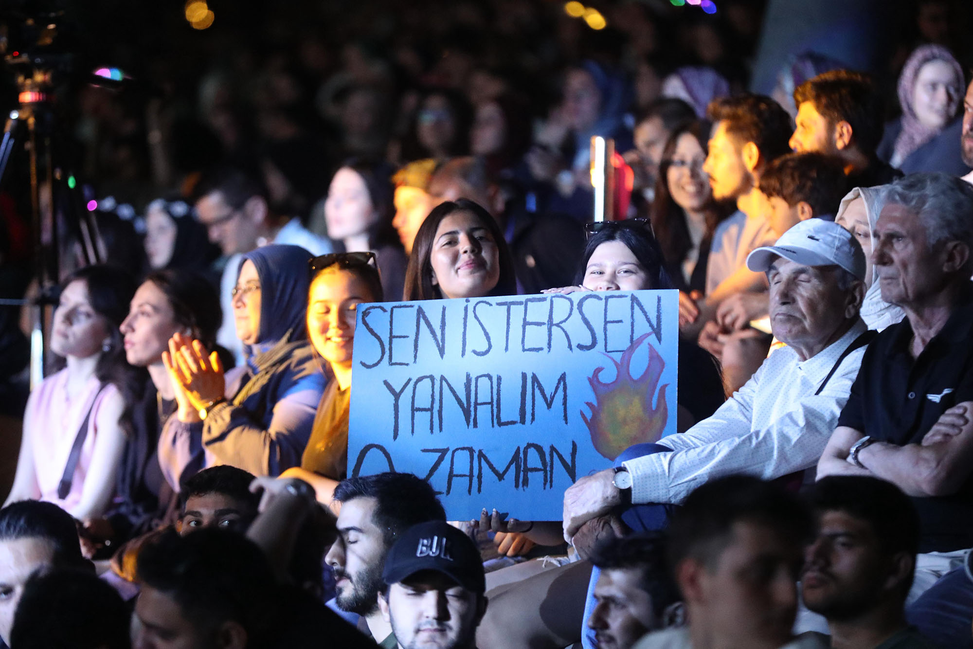 Vadideki dünya sahnesi İlyas Yalçıntaş konseri ve sahne şovlarıyla şölene dönüştü