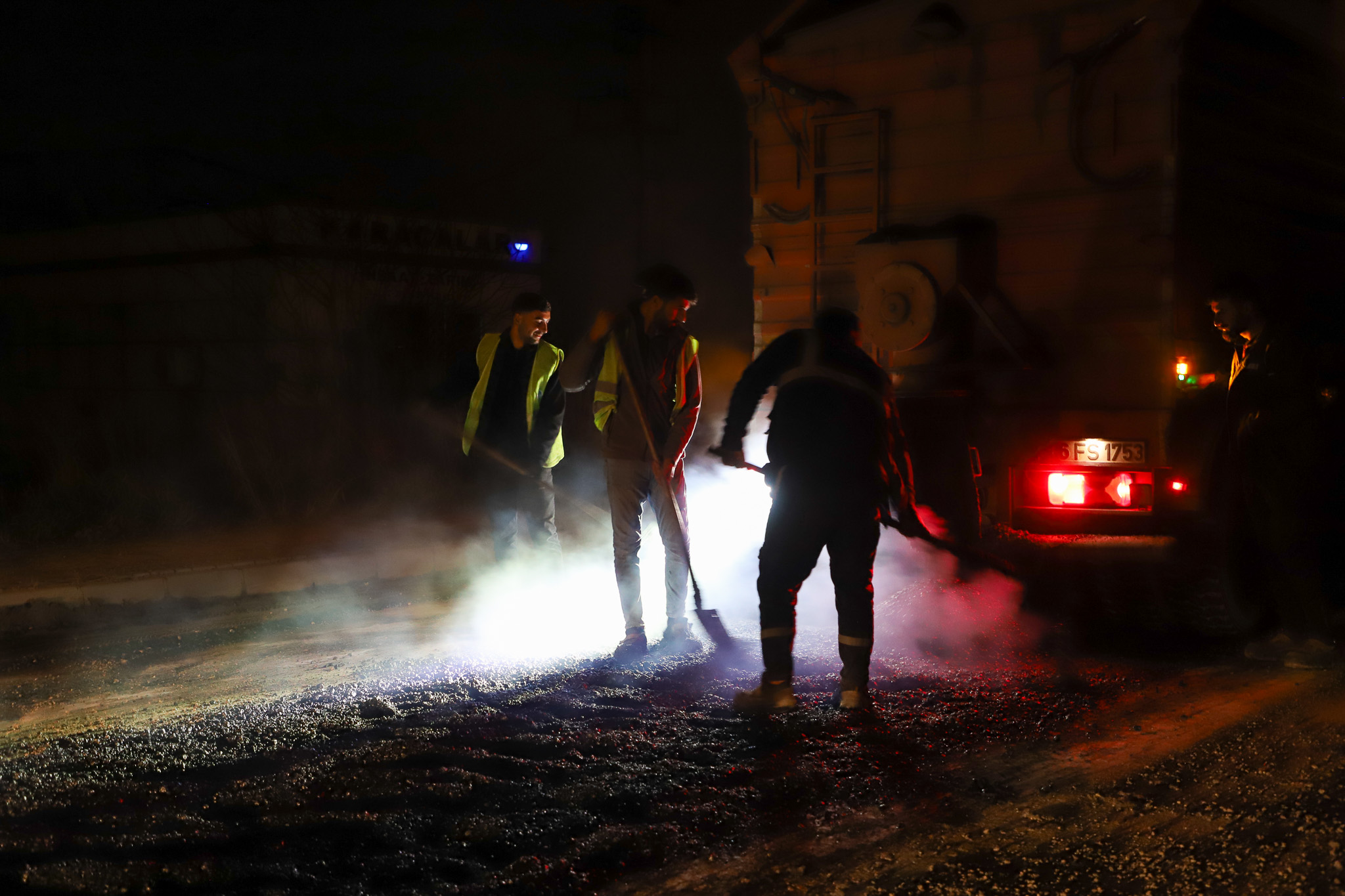 Altyapısı tamamlanan 18 Nisan Caddesi’ne 750 ton asfalt