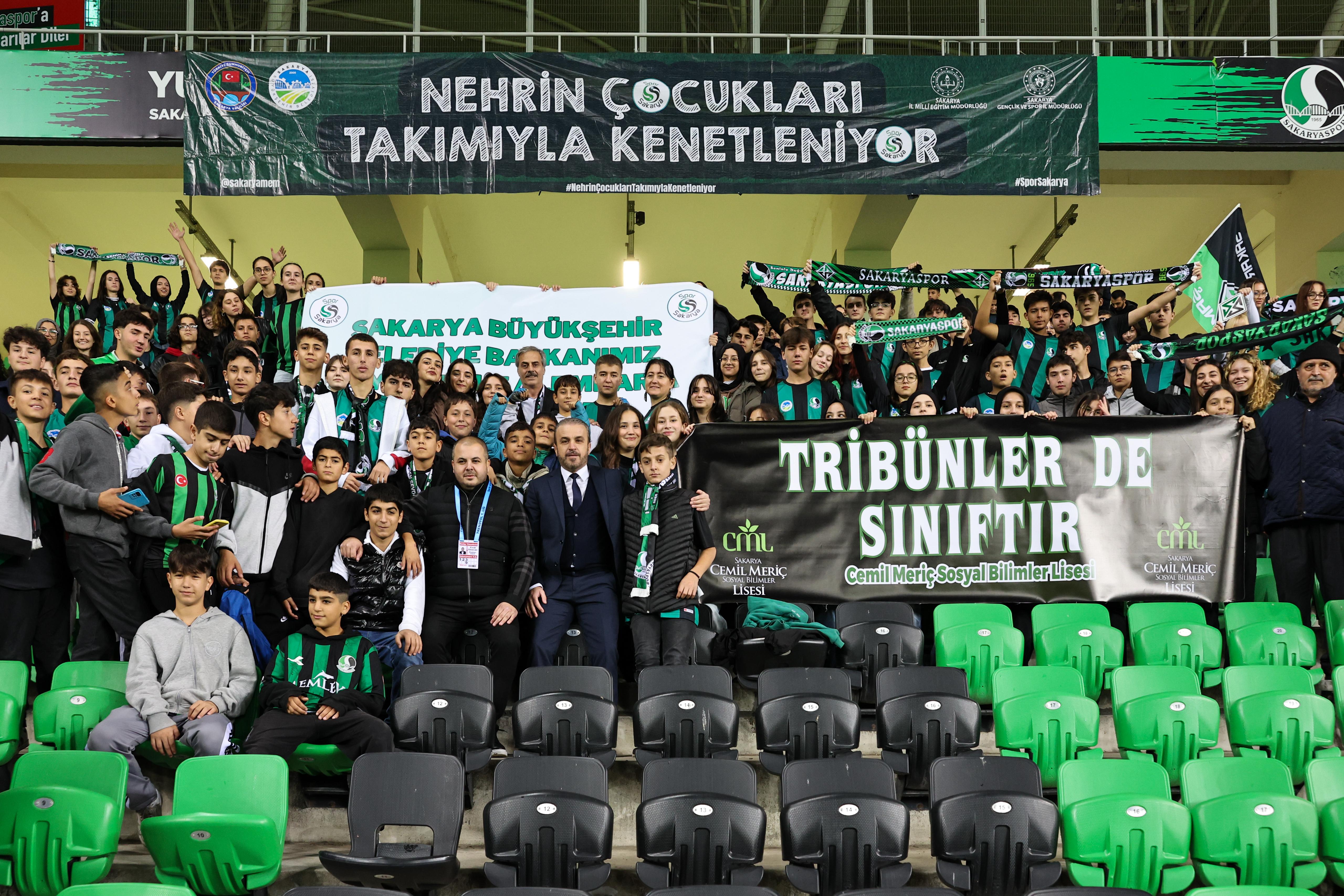 Yusuf Alemdar’dan gençlerle tribünden paylaşım: “Hep birlikte Sakaryaspor’un yanındayız”