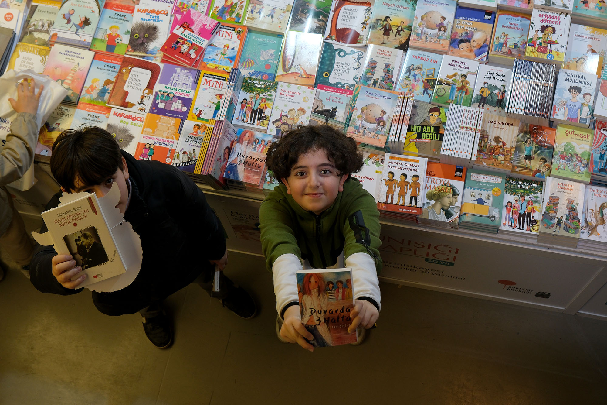 Sakarya'da çocukların 'ufkuna' ışık olacak edebiyat fuarı başladı: İlk günden binlerce misafir akın etti...