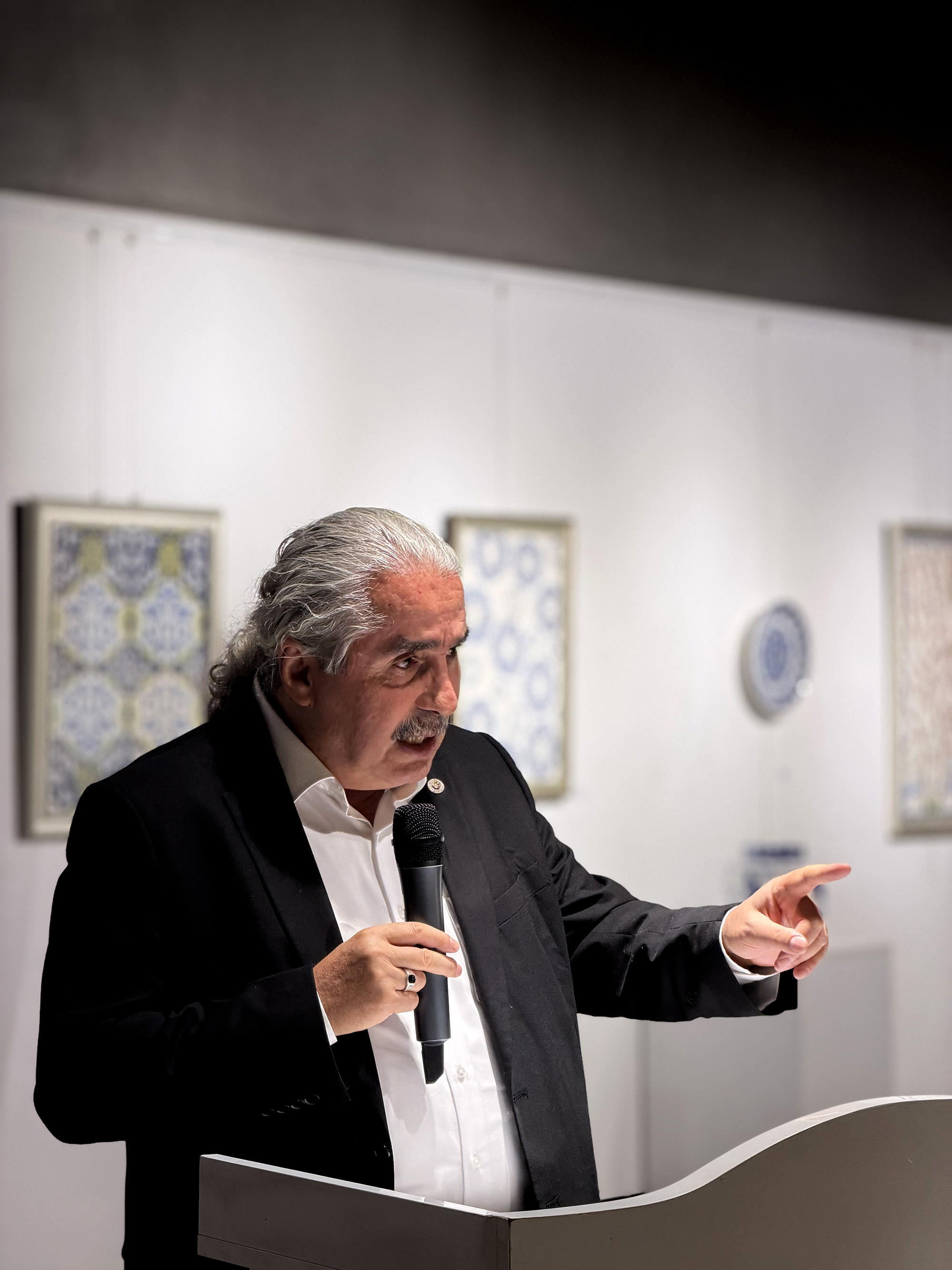 “Her yazar kendi sesini bulmalı ve sabırla yazmayı sürdürmelidir”