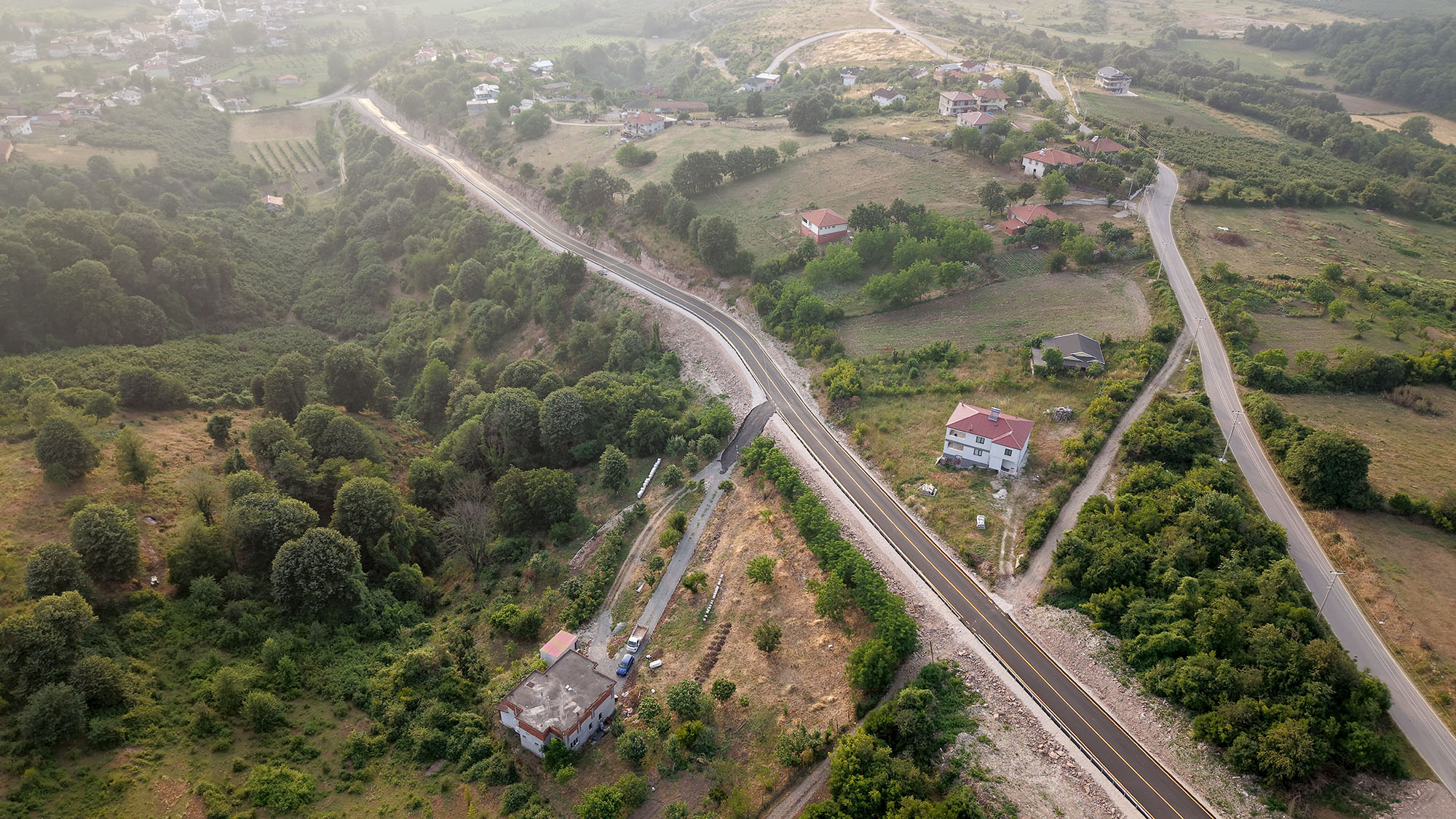 Büyükşehir Karasu’da iki mahalle arası ulaşımın mesafesini ve süresini kısalttı: Yeni grup yolu hizmete alındı