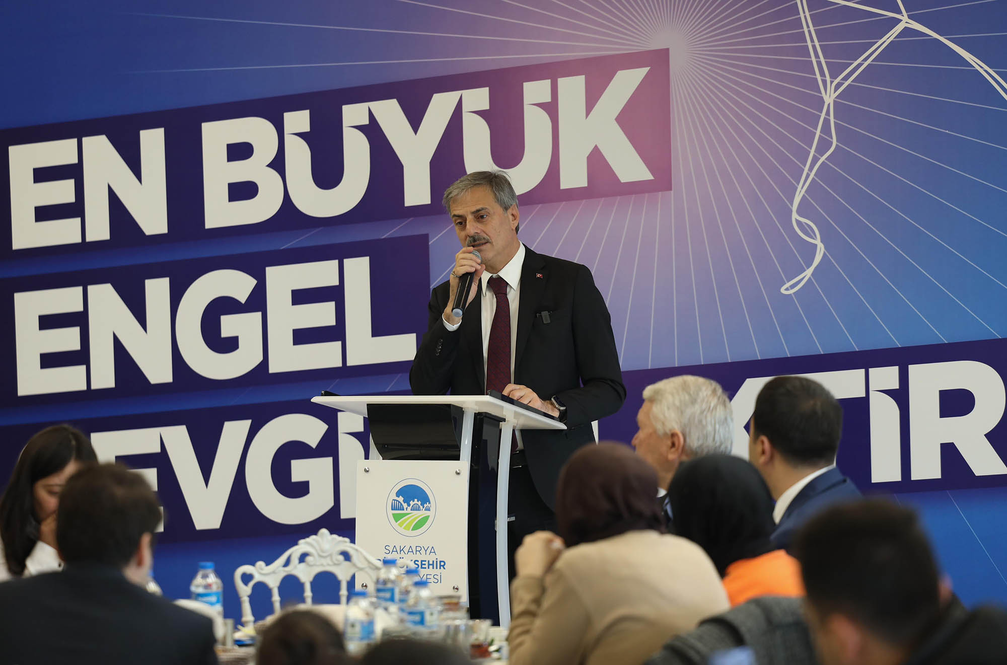 Yusuf Alemdar engelsiz çalışma arkadaşlarıyla kucaklaştı: “Engel bedende değil kalplerdedir”