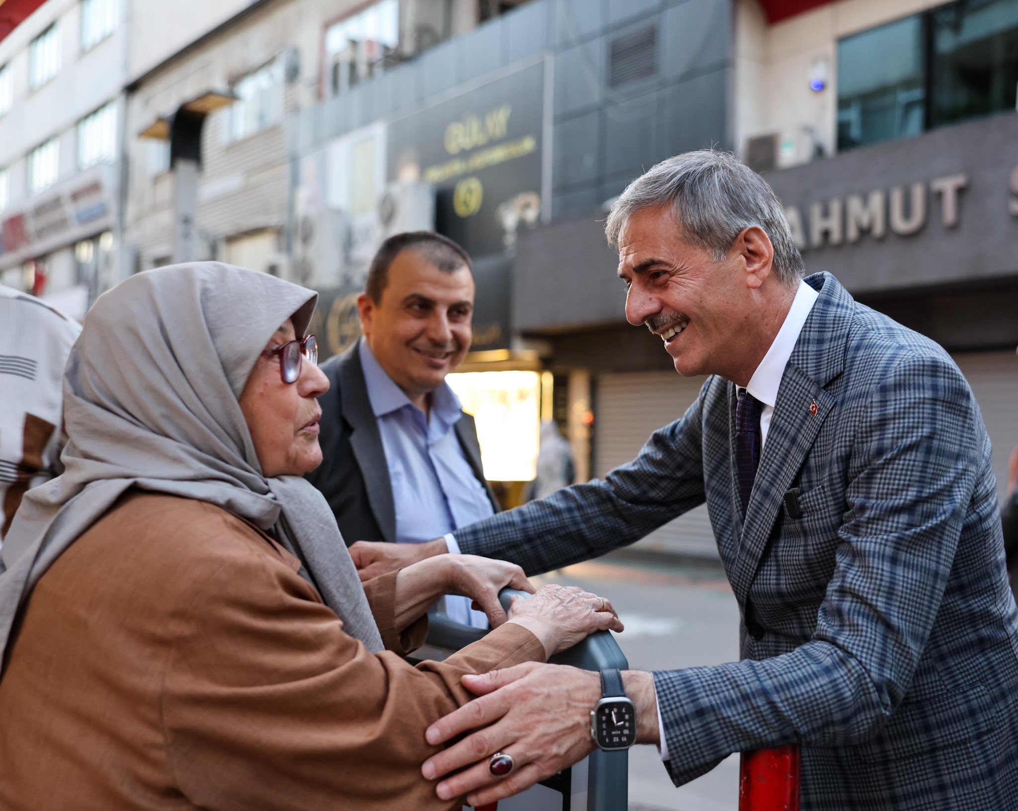Başkan Yusuf Alemdar vatandaşla kucaklaşıp bayramlaştı: “Memlekete hizmet bizim için en büyük bayramdır”