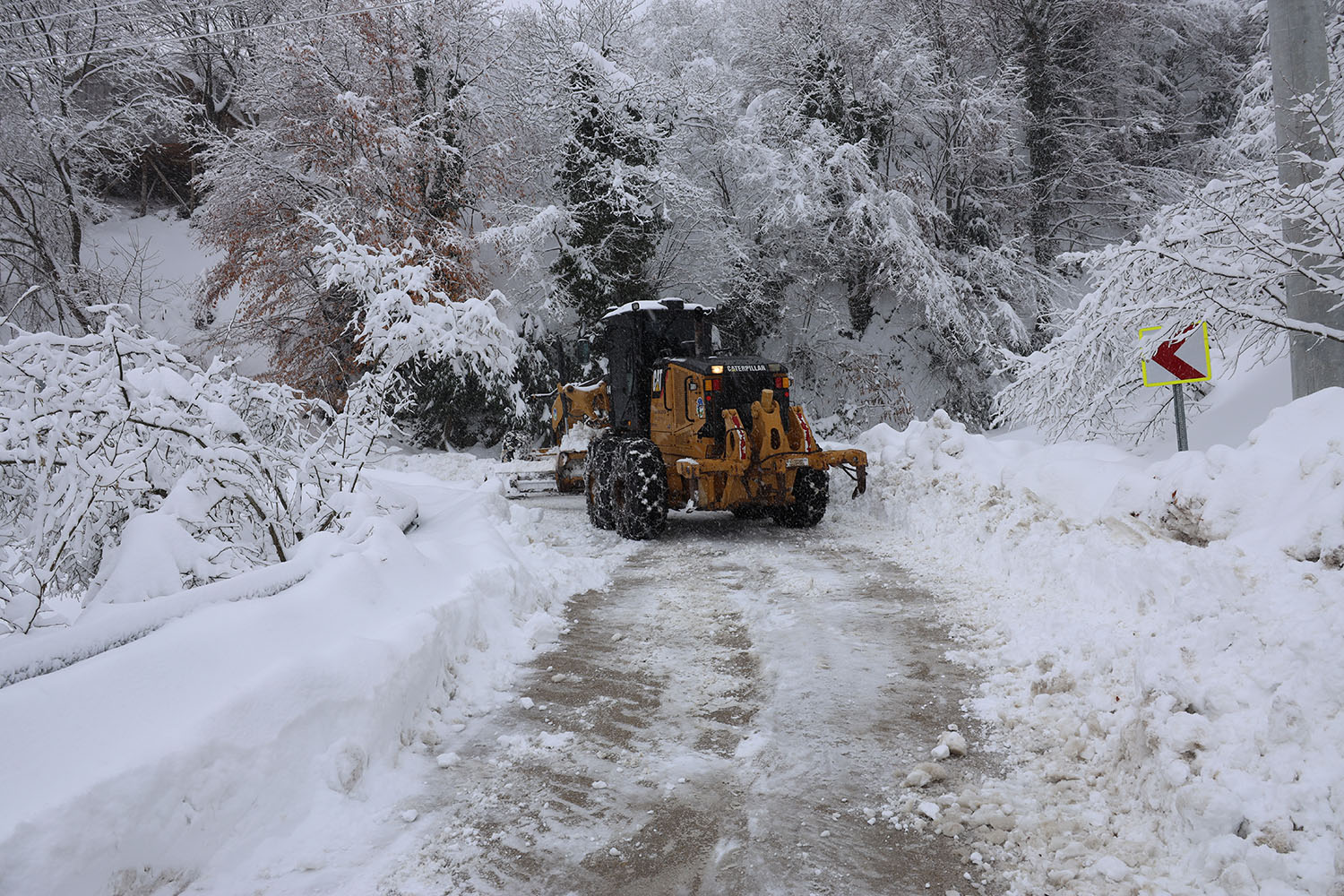 Büyükşehir 24 saat kar mesaisinde: 17 grup yolundan 10’u ulaşıma açıldı