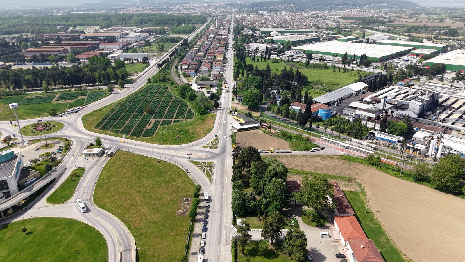 Arifiye’nin merkezi Büyükşehirle sil baştan yenileniyor