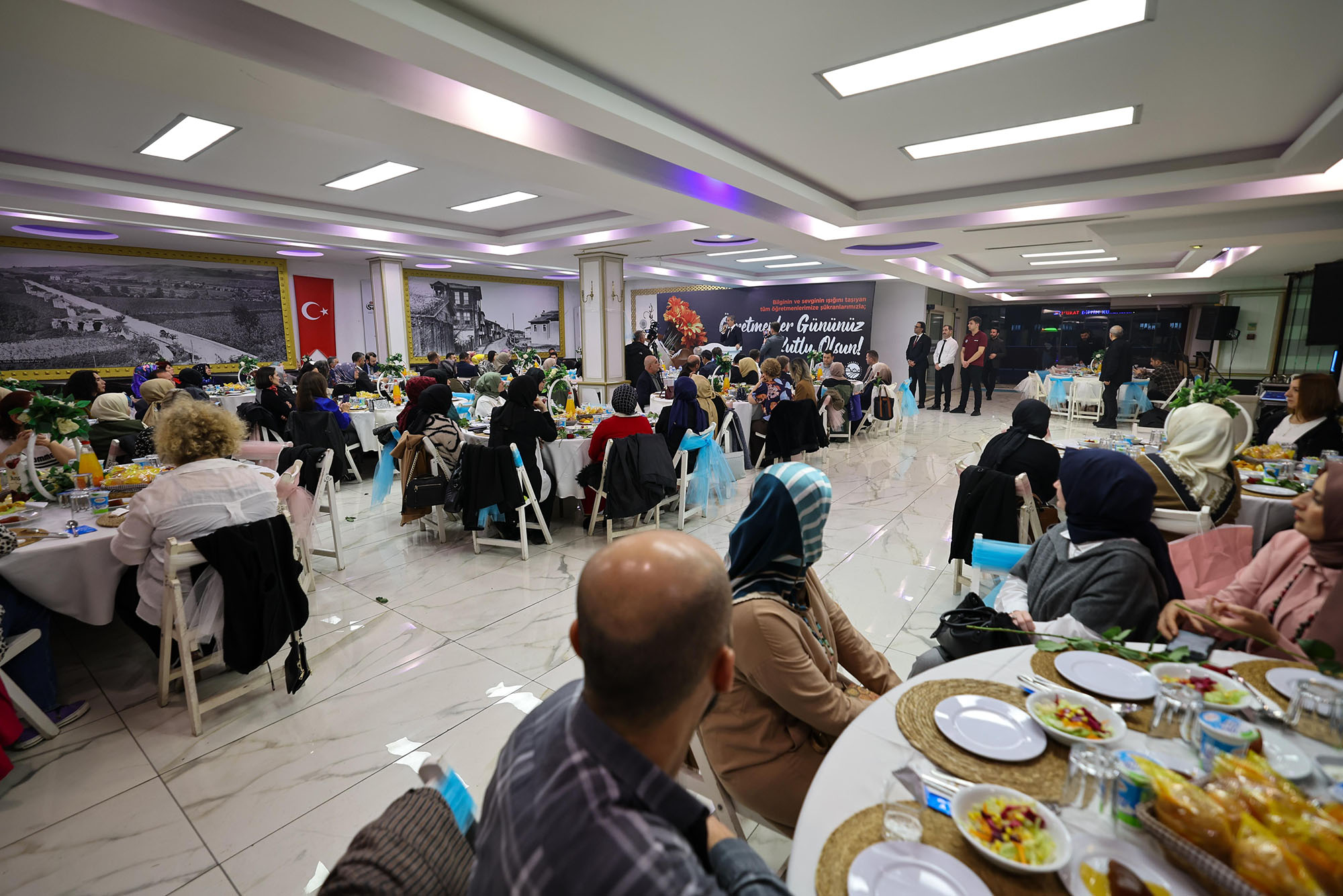 Yusuf Alemdar yarınların mimarı öğretmenlerle buluştu: “Siz medeniyetimizi geleceğe taşıyan yol göstericilersiniz”