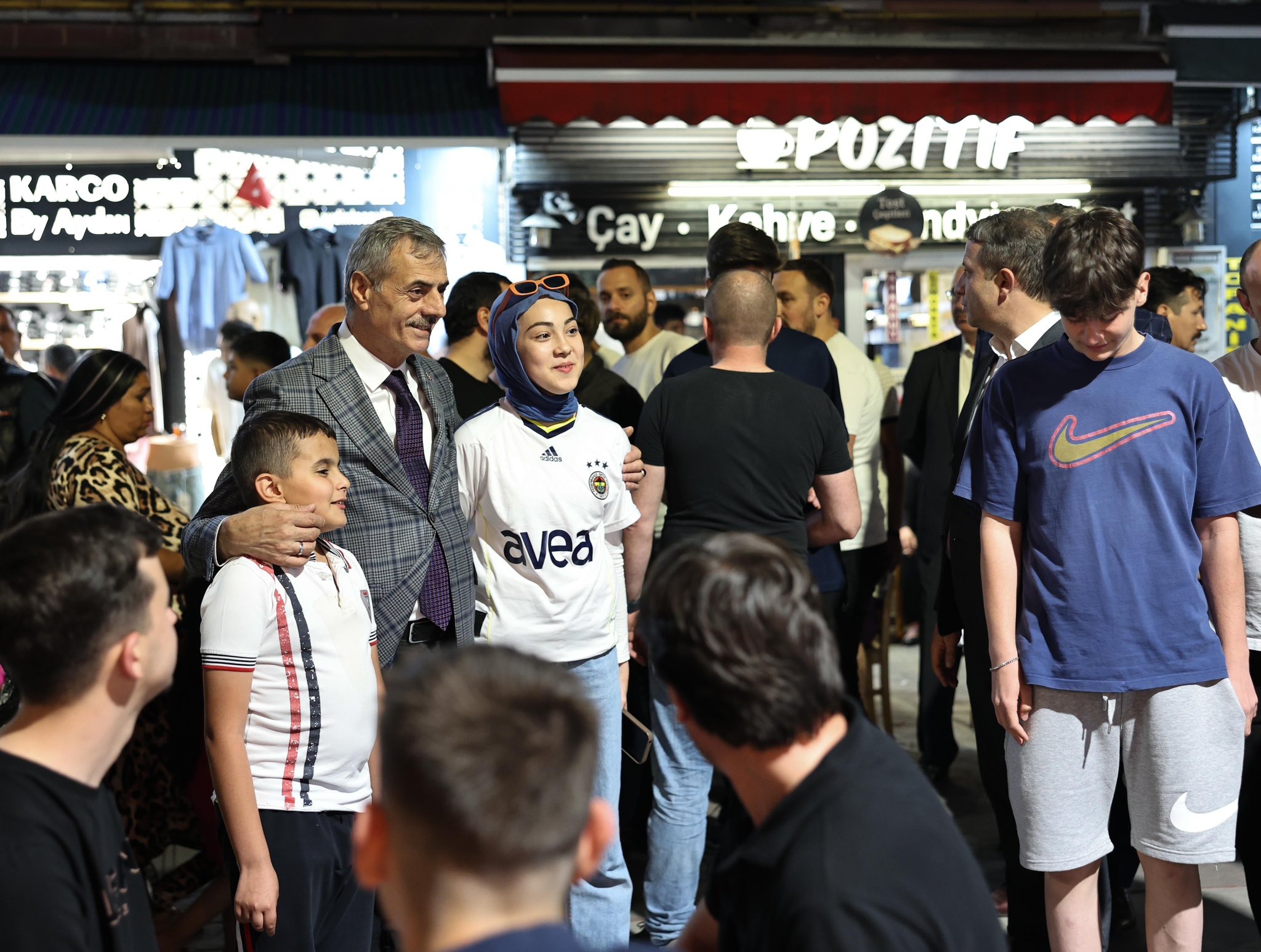 Başkan Yusuf Alemdar vatandaşla kucaklaşıp bayramlaştı: “Memlekete hizmet bizim için en büyük bayramdır”