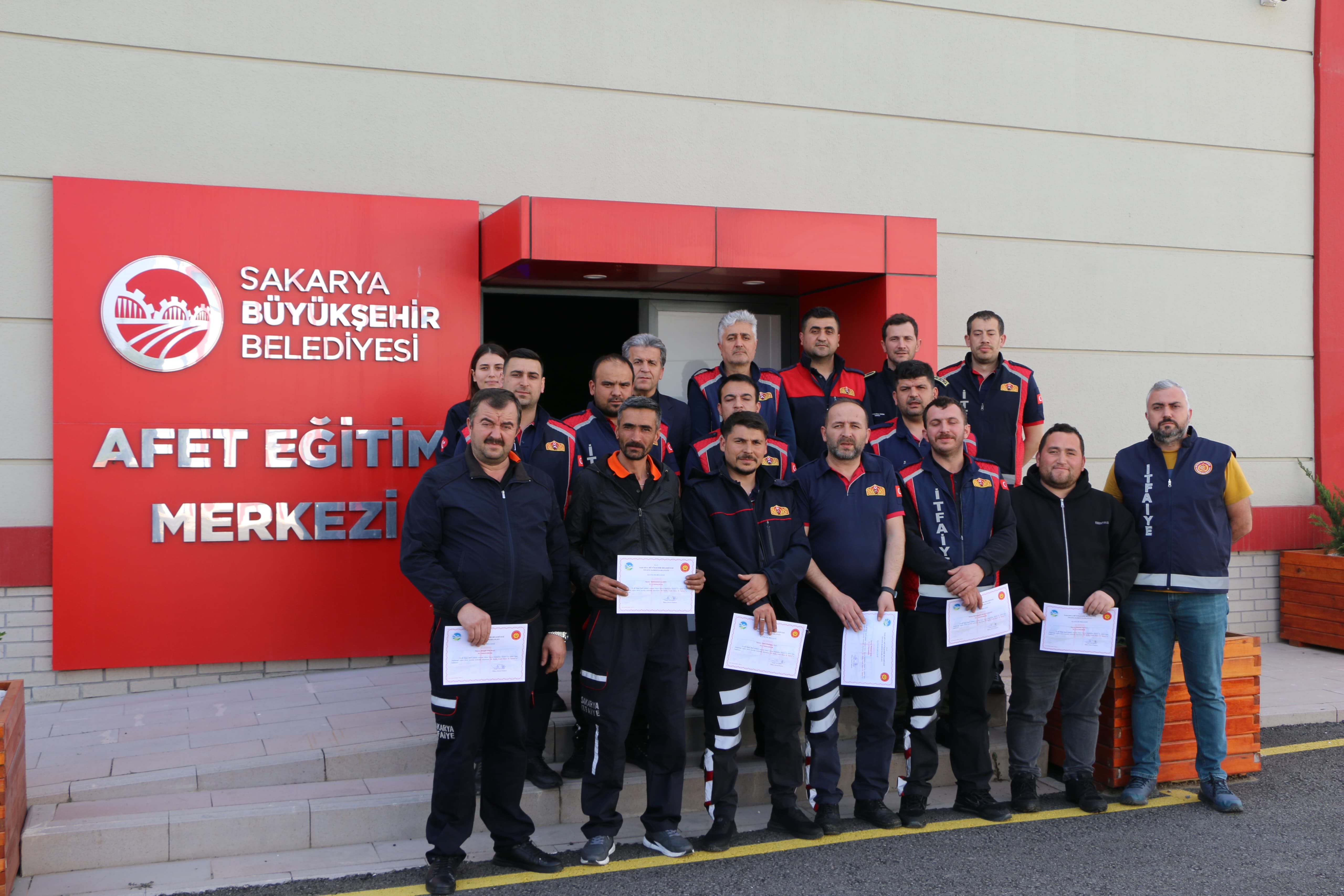 Büyükşehir itfaiyesi eğitimlerle farklı şehirlerin adresi oluyor