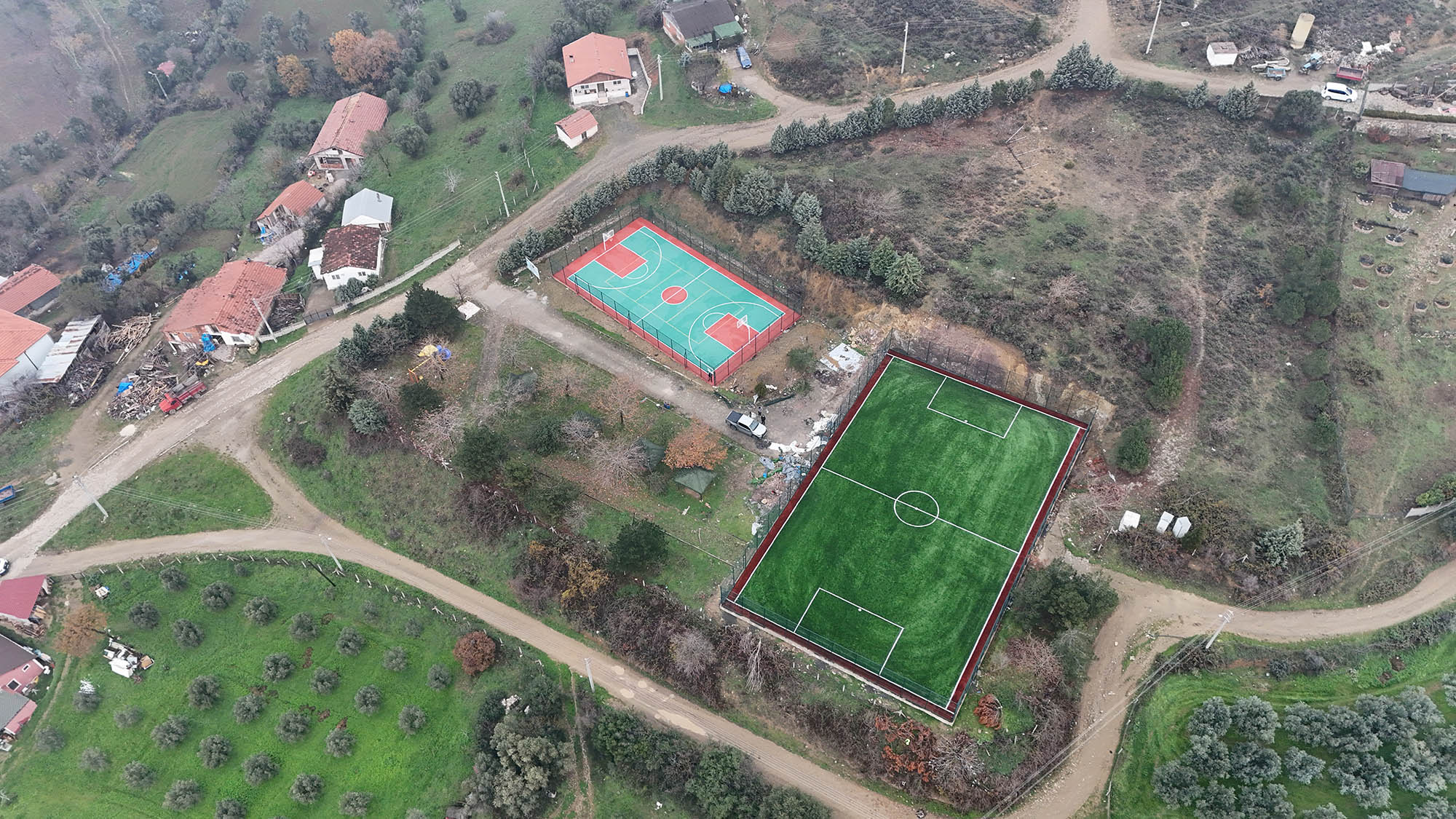 “Gençlerimizin sporla büyüyeceği 10 futbol, basketbol, voleybol sahası hazır”