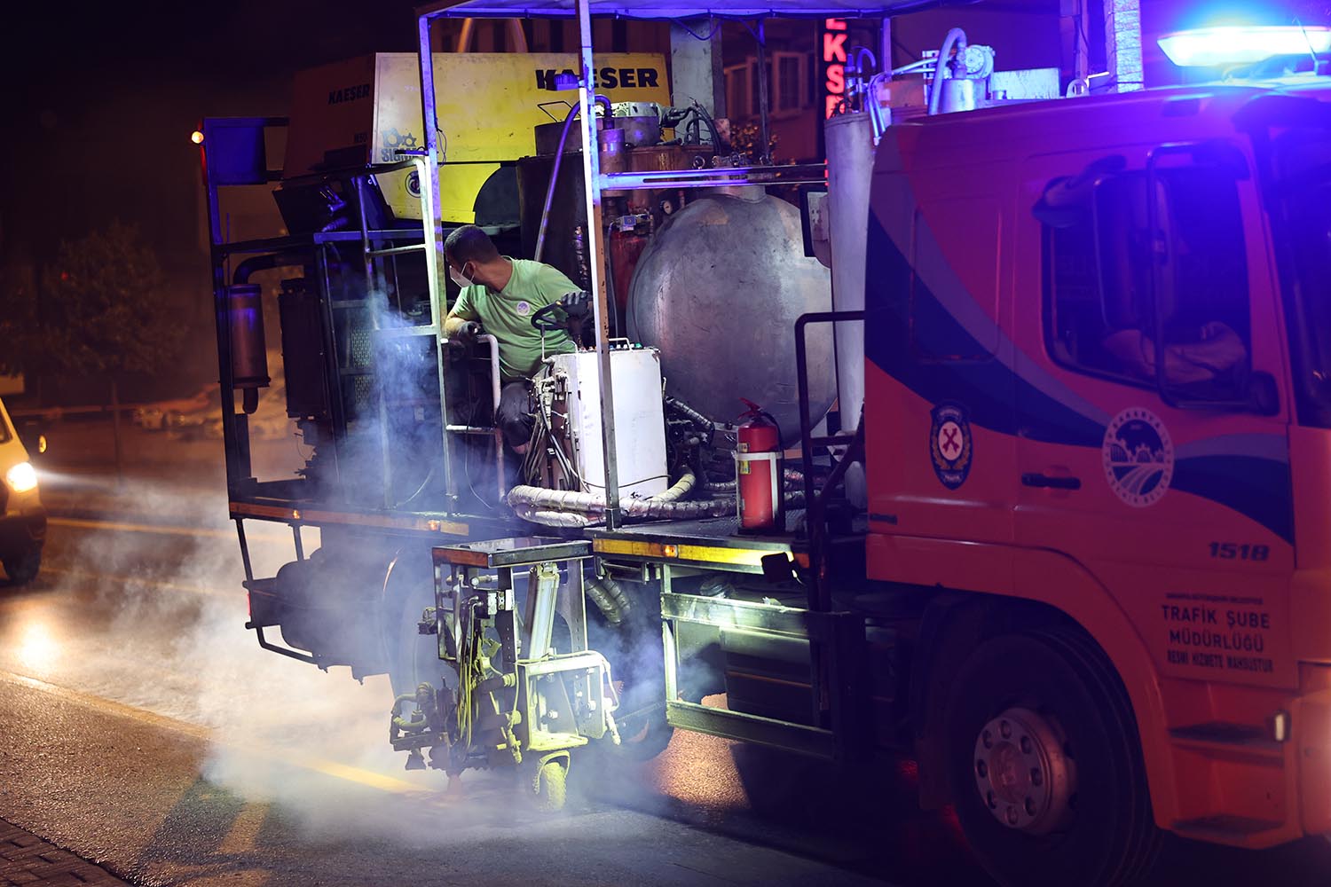 Büyükşehir şehrin yollarını tablo gibi işliyor: Ekipler Orhan Gazi’de gece boyu çalıştı