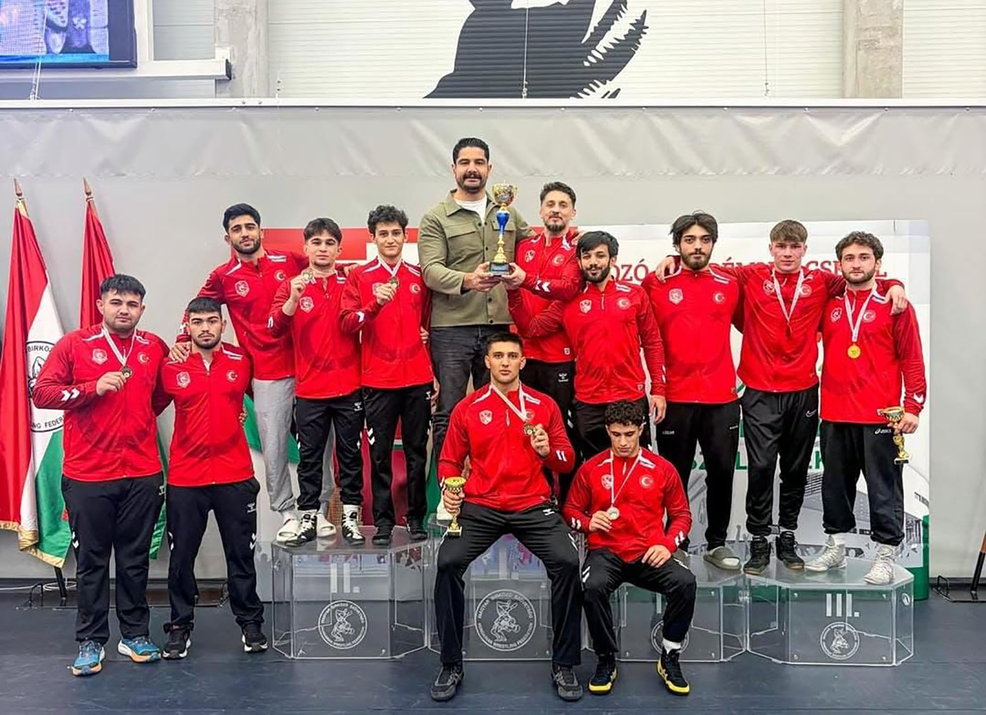 Büyükşehir’in milli sporcularından Macaristan’da çifte madalya