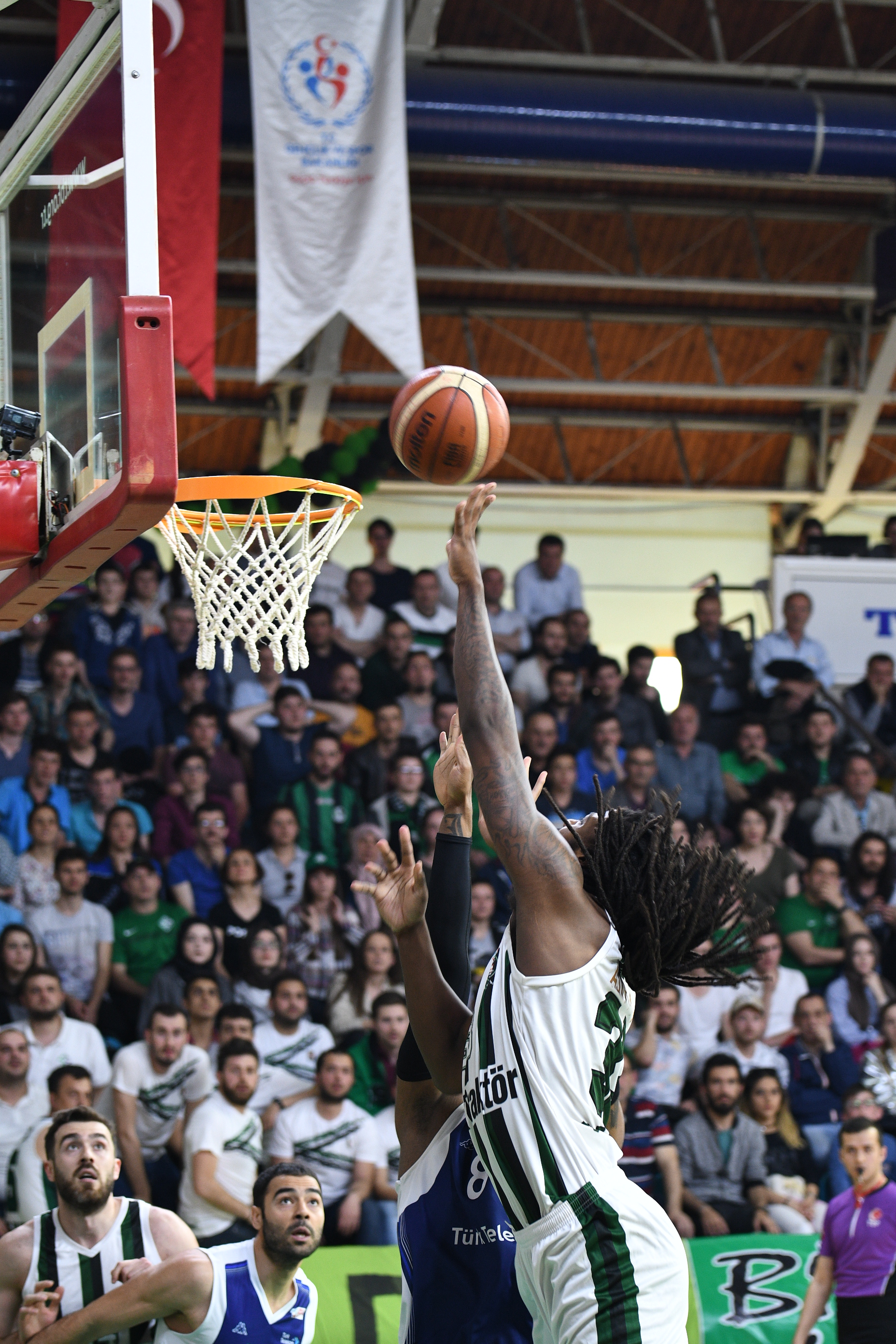 Dev Adamlar seriye galibiyetle başladı