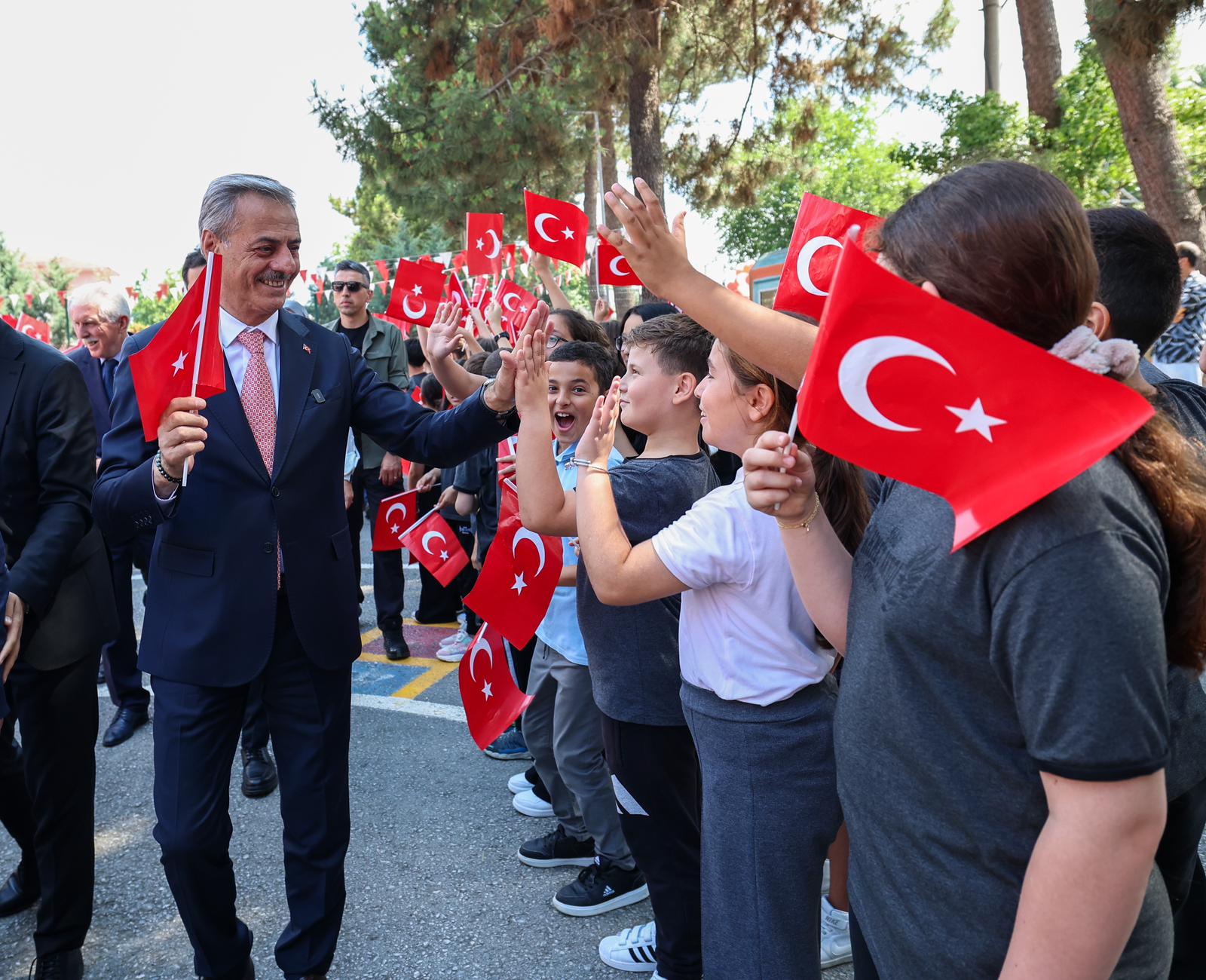 Yusuf Alemdar miniklerin karne heyecanına ortak oldu: “Geleceğin güçlü Türkiye’si için en büyük hazinemizsiniz”
