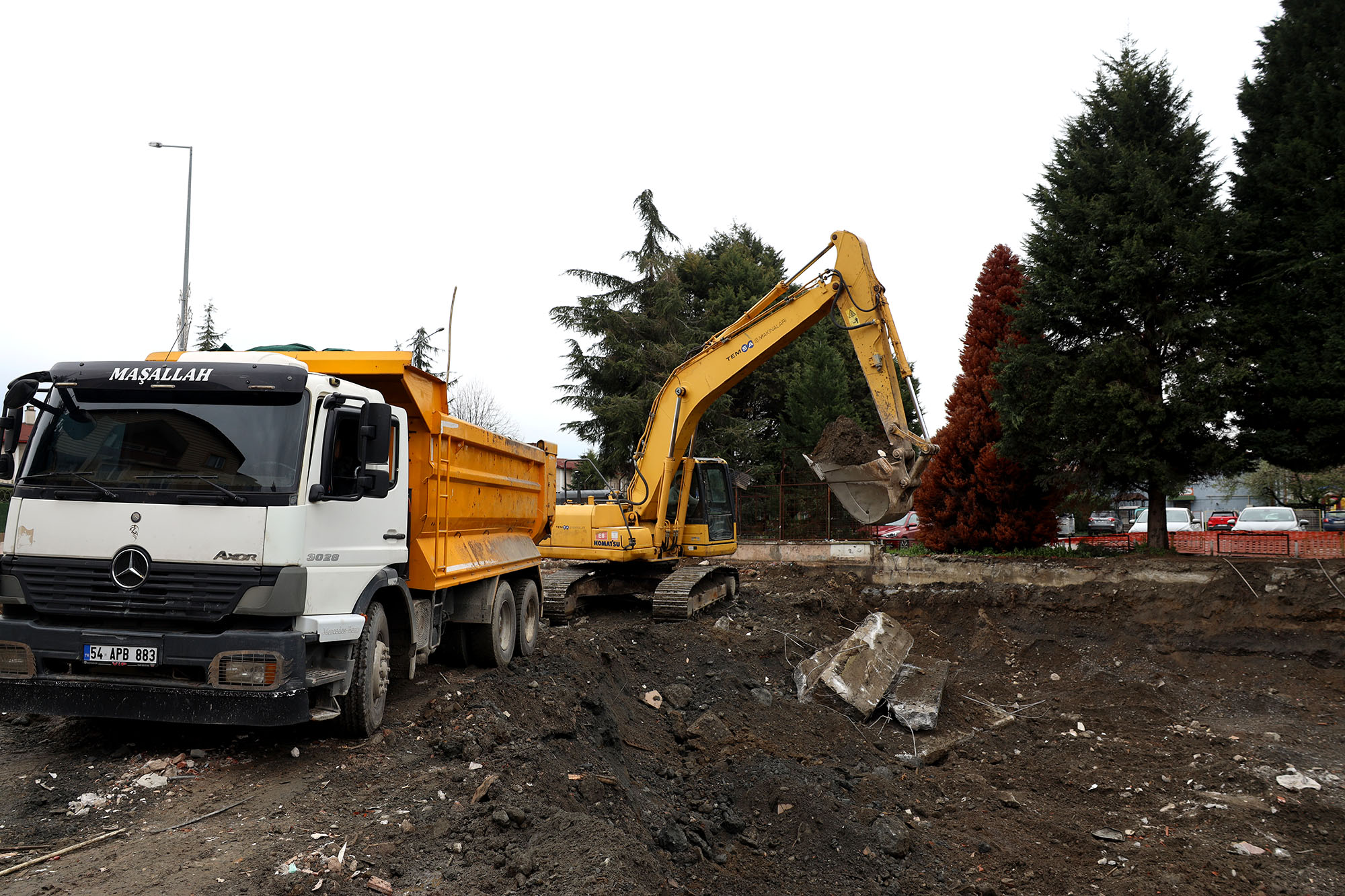 Gençlerin buluşma noktası olacak Sapanca Spor Salonu’nda çalışmalar başladı