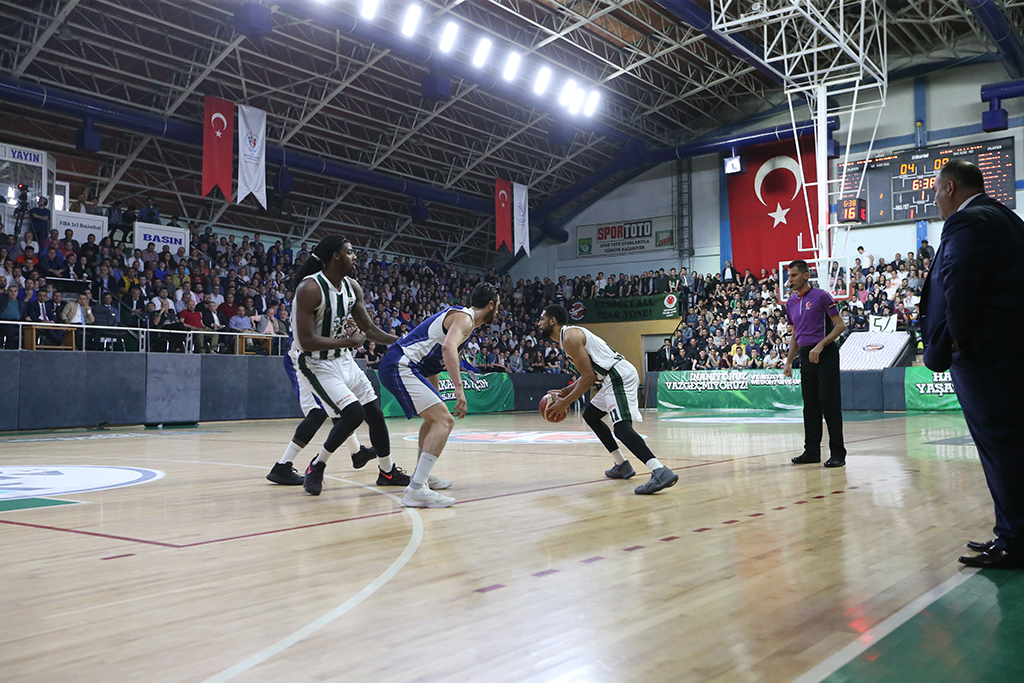 Dev Adamlar seriye galibiyetle başladı