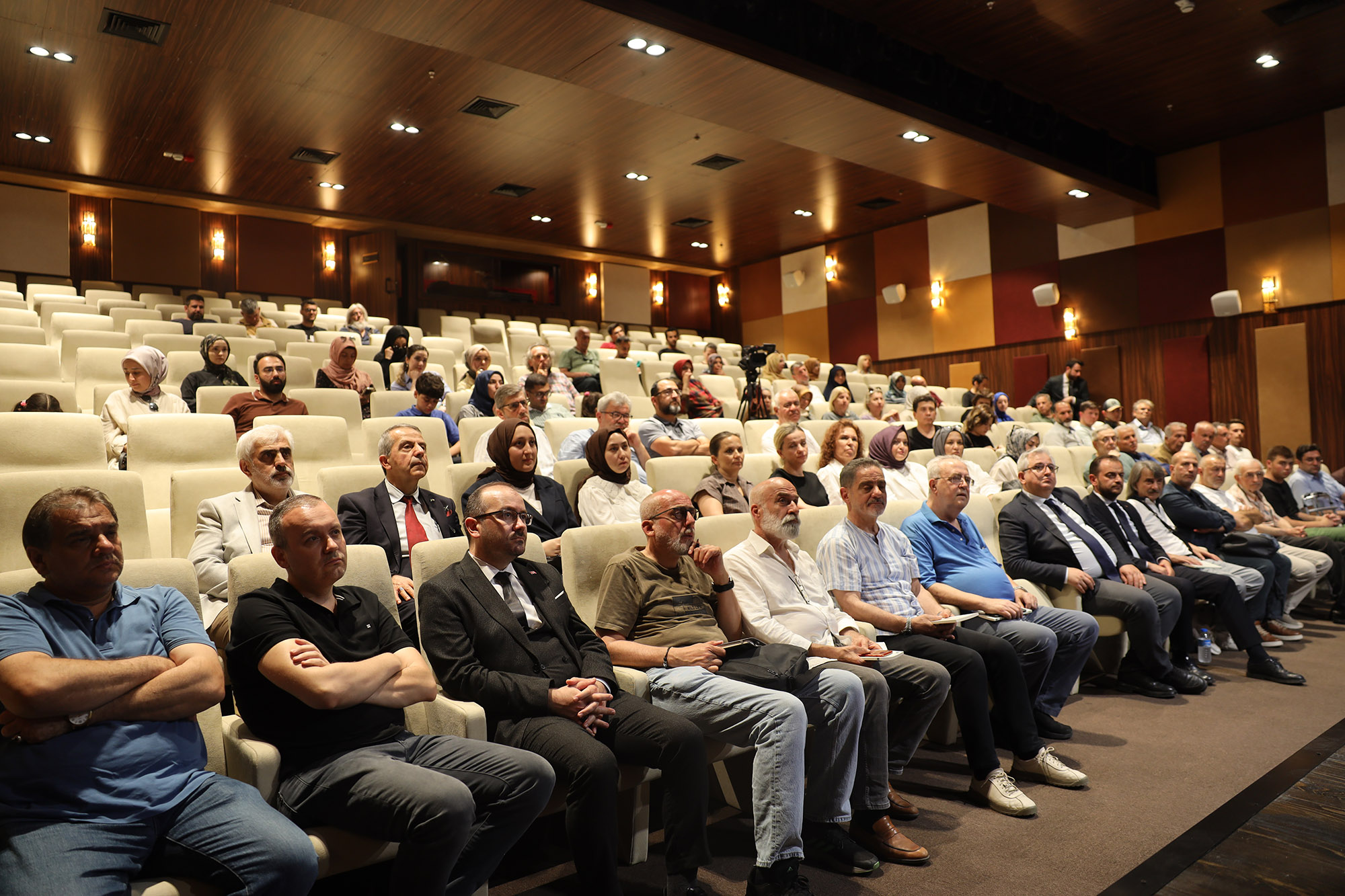 Prof. Dr. Nabi Avcı AKM’de konuştu: “Modern dünyanın bunalımını insan merkezli bakış aşar”