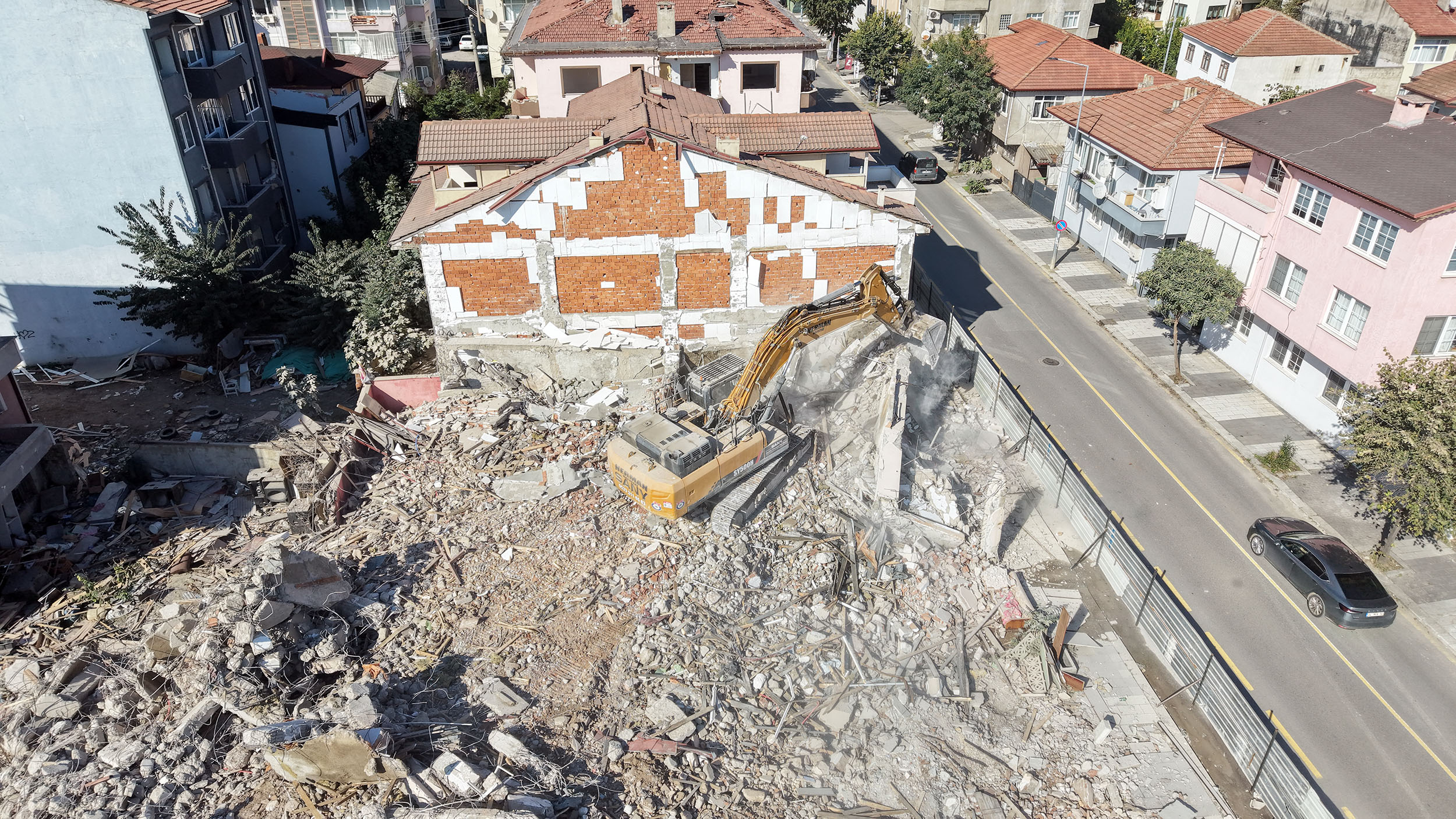 24 saat aralıksız süren kentsel dönüşümde 1 ayın bilançosu açıklandı: 45 yapı yıkıldı