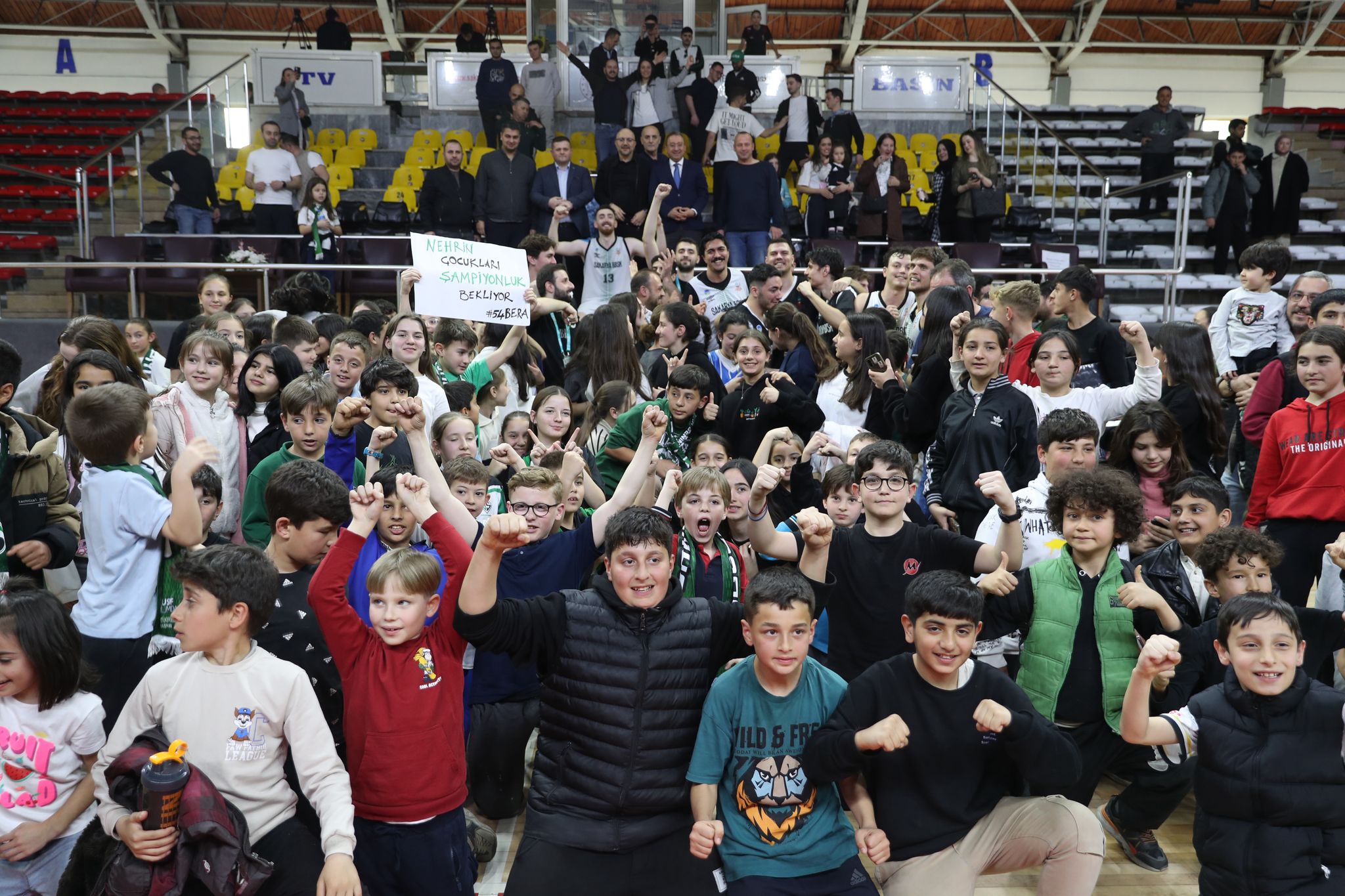 Dev adamların Play-Off’ta yine en büyük gücü taraftarı olacak