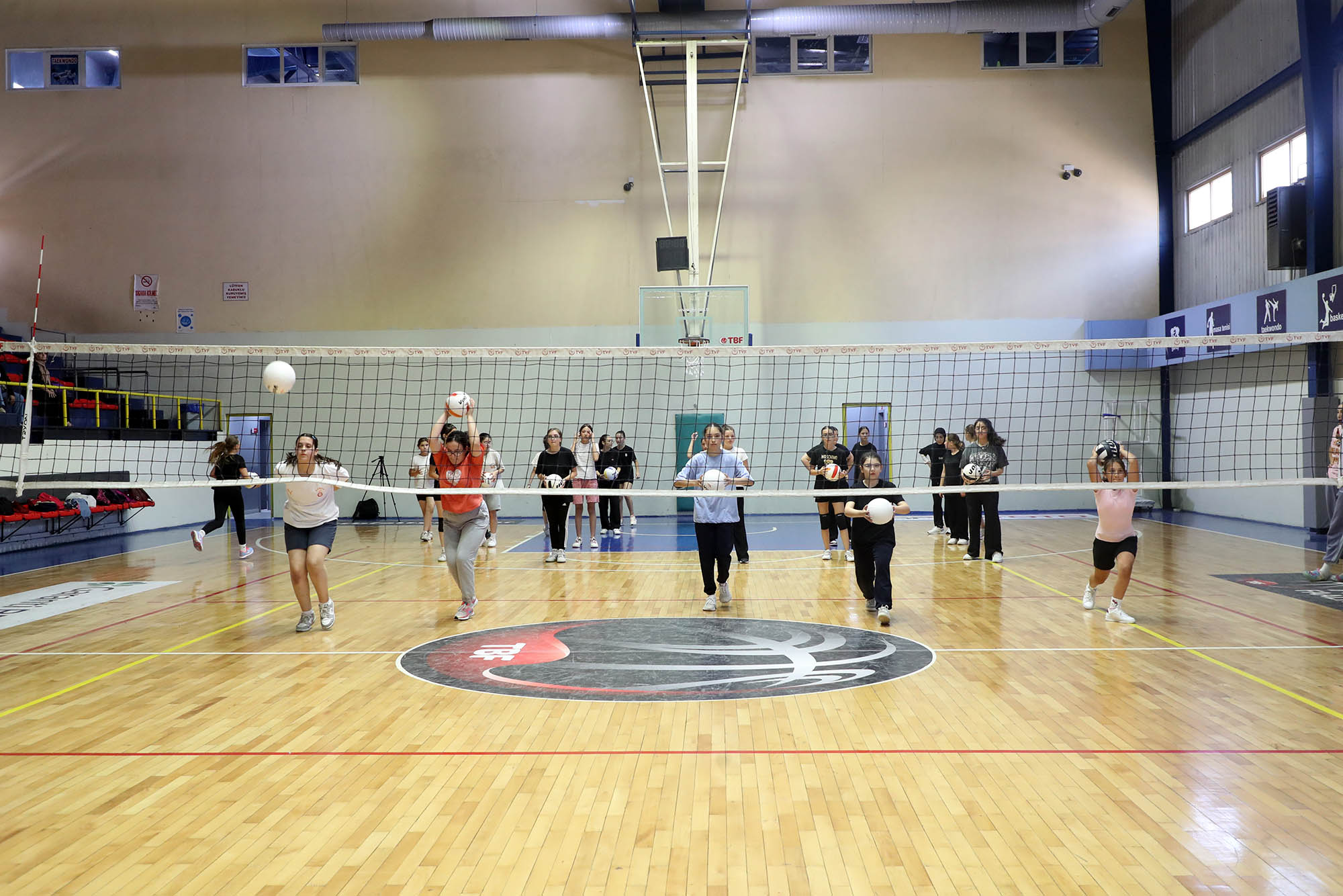 Sakarya’da çocuklar sporun her dalında dolu dolu bir yaz tatiline başladı 