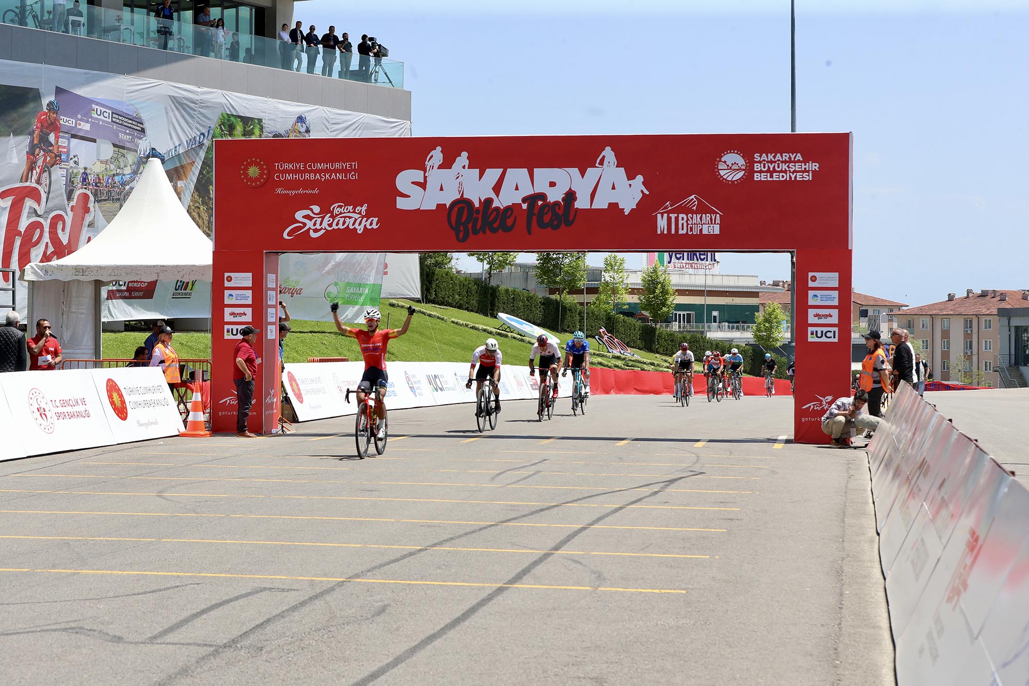 Tour Of heyecanı Sakarya’da sürüyor: Podyumda 2 Türk pedal