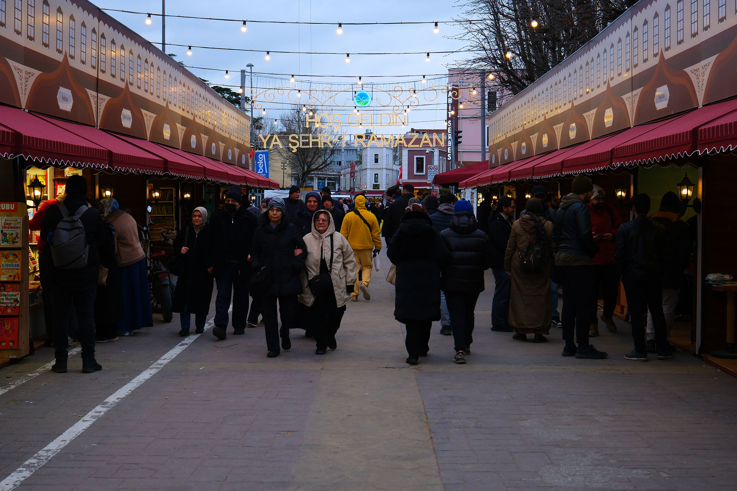 Sakarya’da bir Ramazan klasiği ve Büyükşehir’in geleneği Kitap Sokağı kapılarını açtı