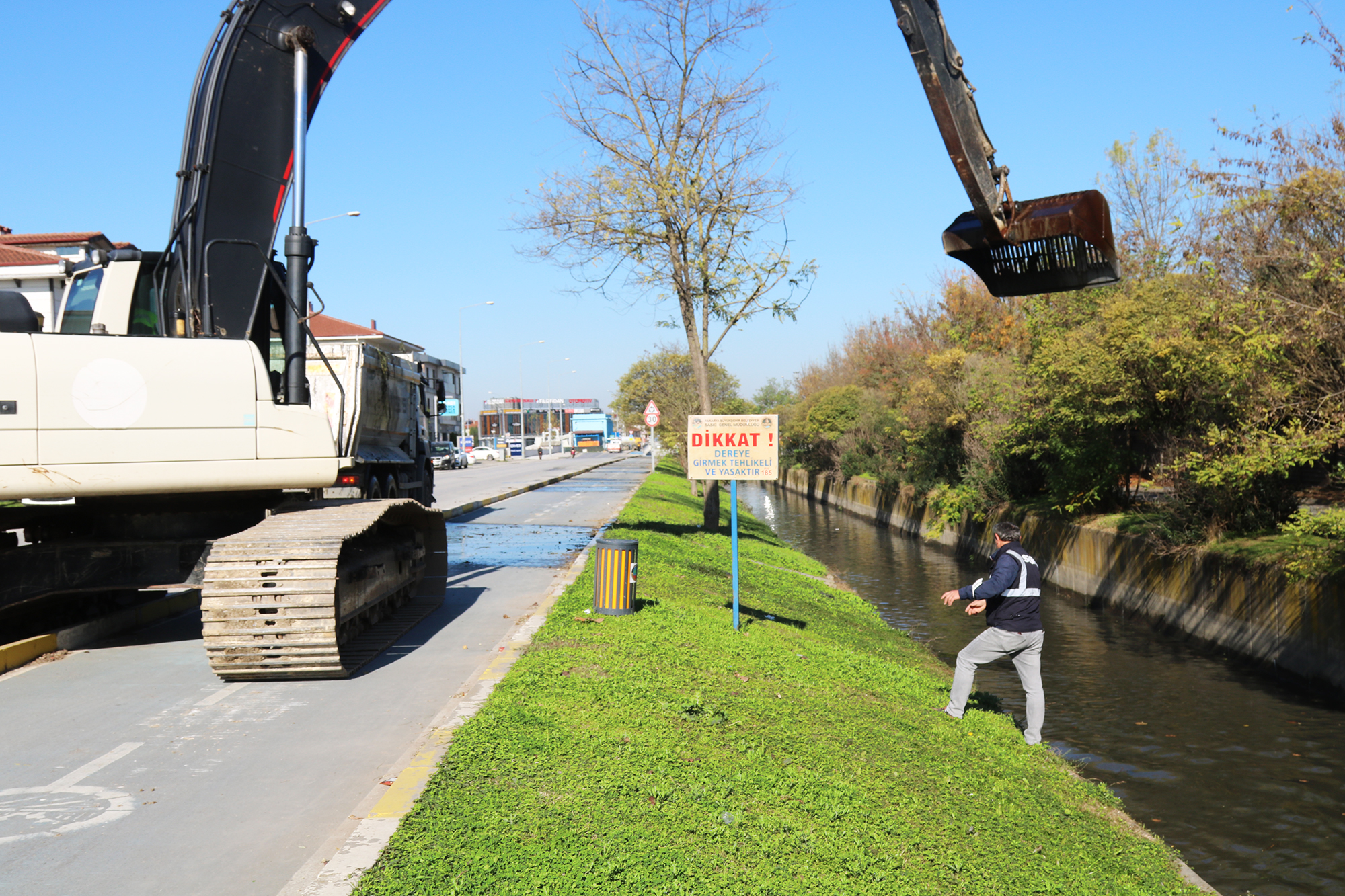 Büyükşehir Çark Deresi’ni temizliyor