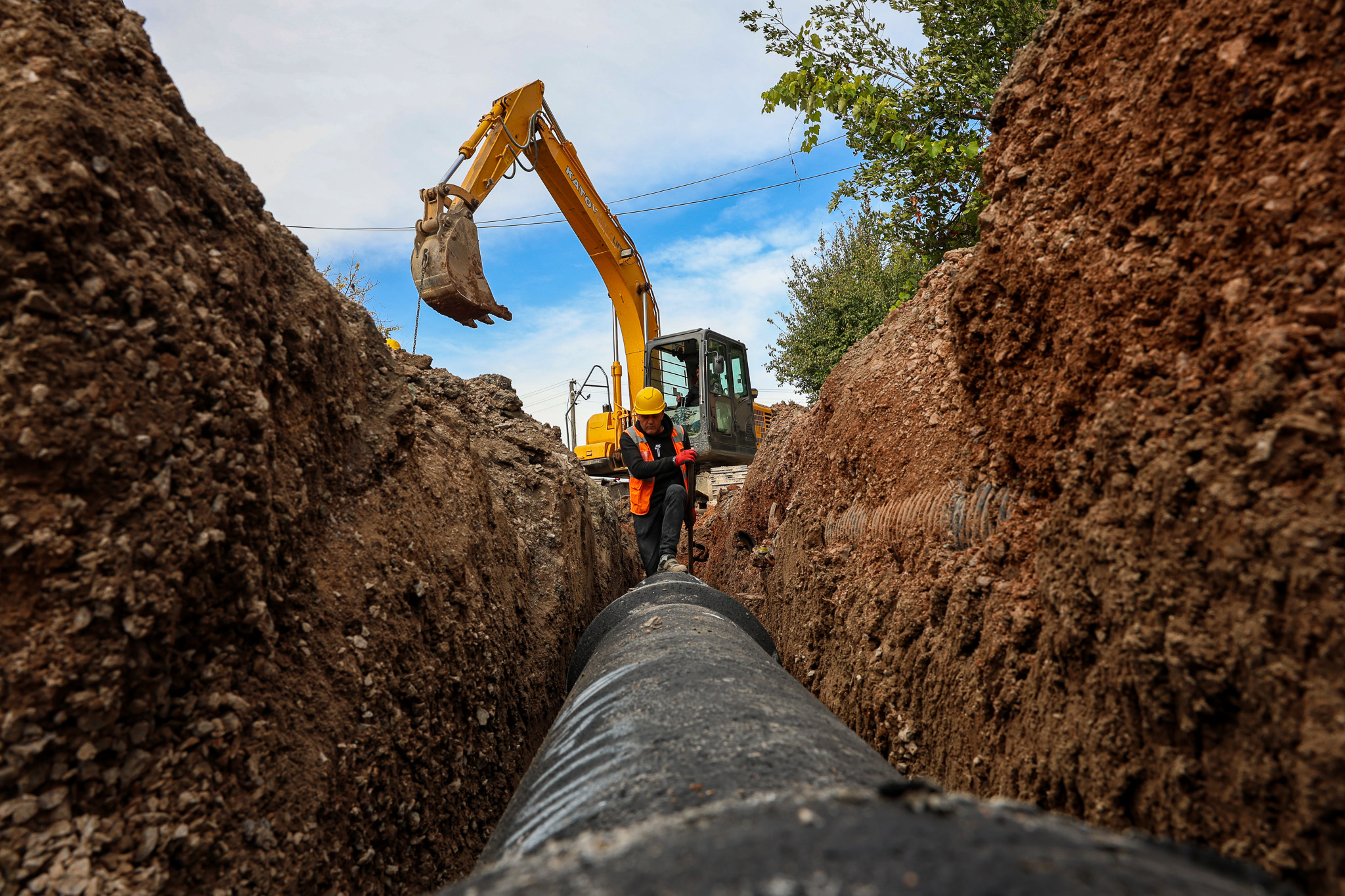 “Kuyumculu Mahallesi’nin kanalizasyon altyapısını güçlü bir sistemle yeniliyoruz”