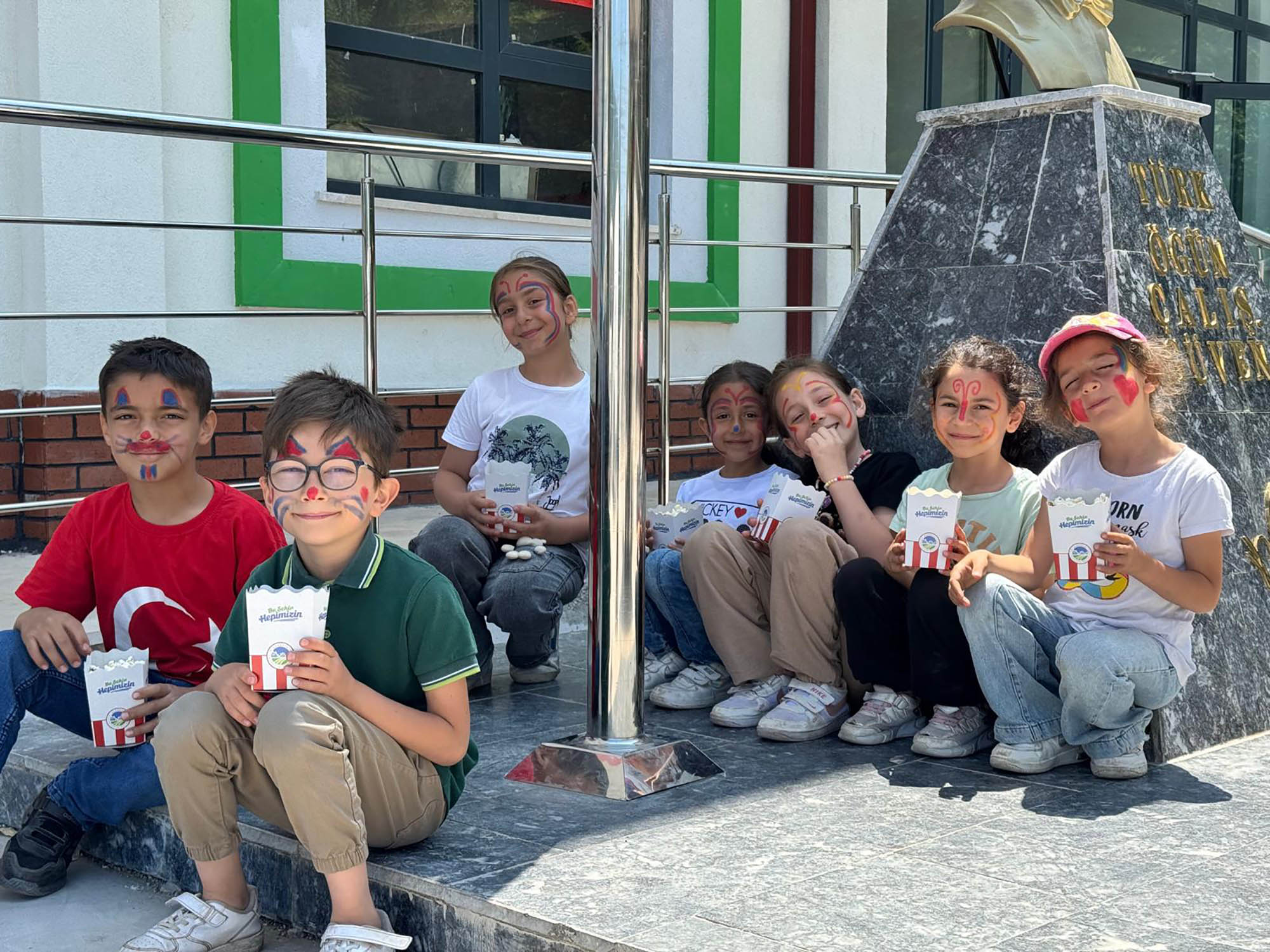 Büyükşehir’in tebessüm ekibi 5 farklı ilçede miniklere neşe götürdü: Hem eğlence hem sürpriz hediyeler…