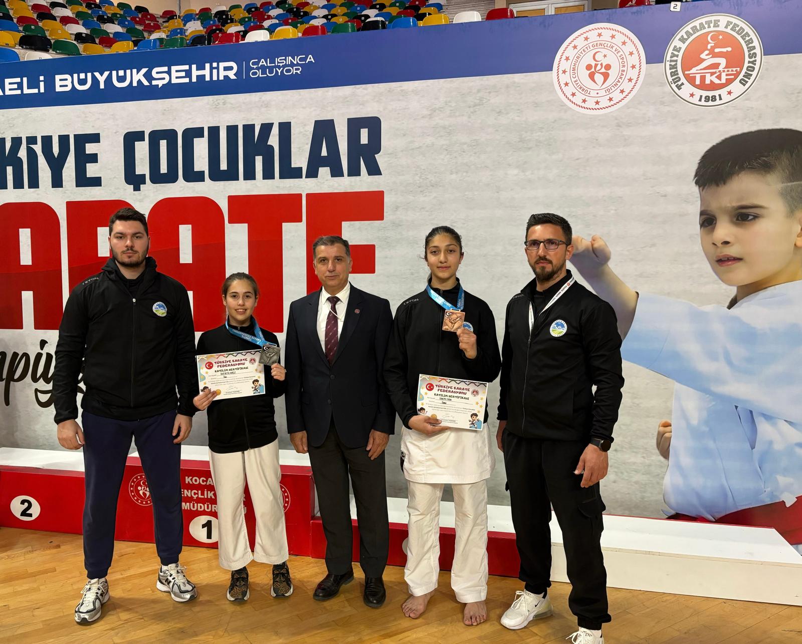 Büyükşehir’den minderde çifte zafer: Betül ve Sümeyye fırtına gibi esti 
