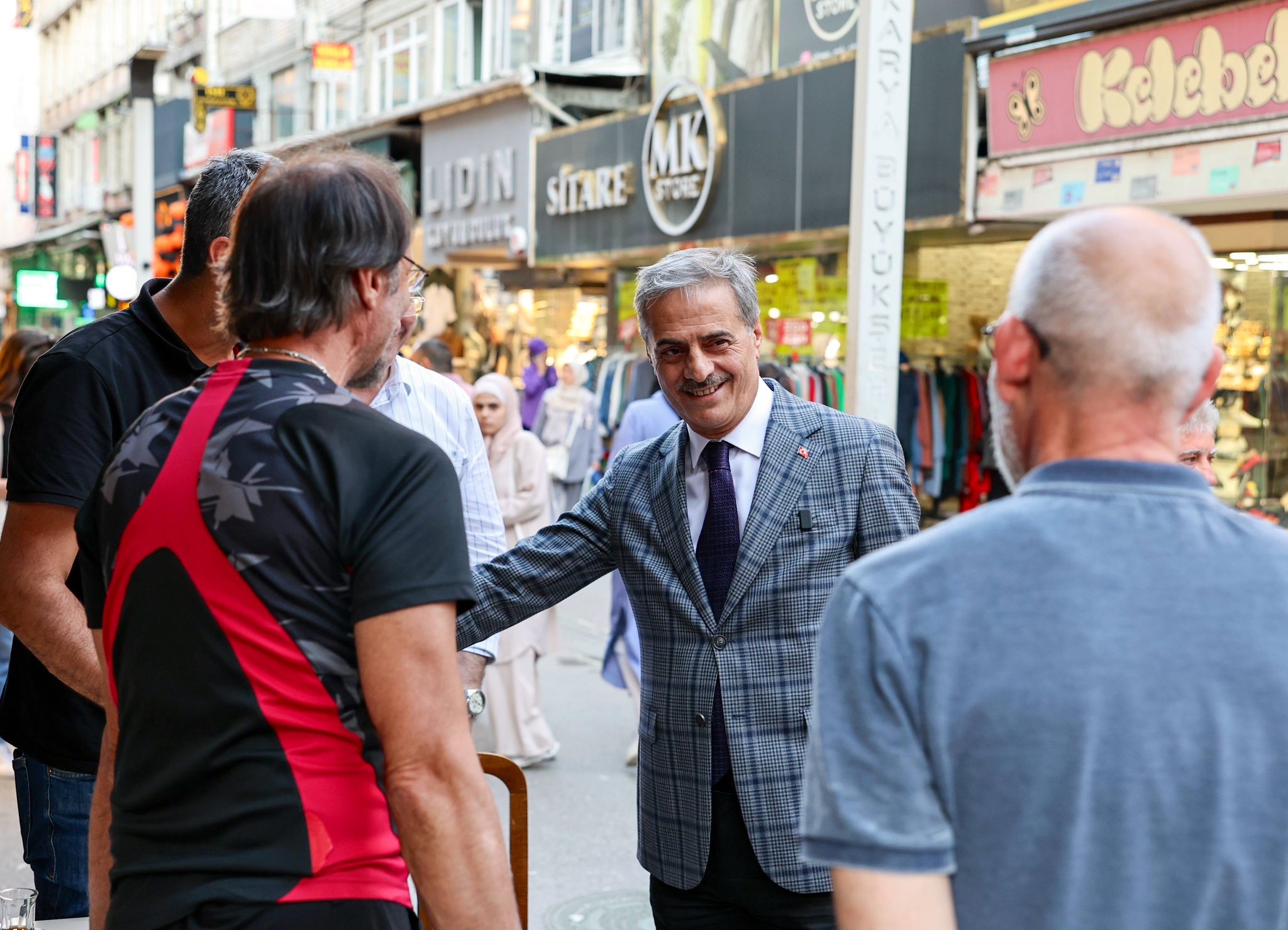 Başkan Yusuf Alemdar vatandaşla kucaklaşıp bayramlaştı: “Memlekete hizmet bizim için en büyük bayramdır”