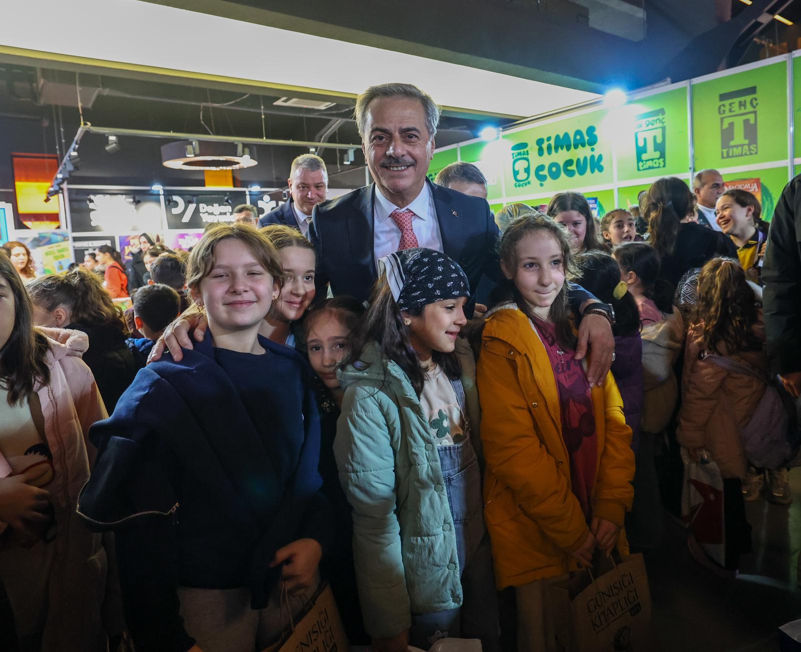 Sakarya'da çocukların 'ufkuna' ışık olacak edebiyat fuarı başladı: İlk günden binlerce misafir akın etti...