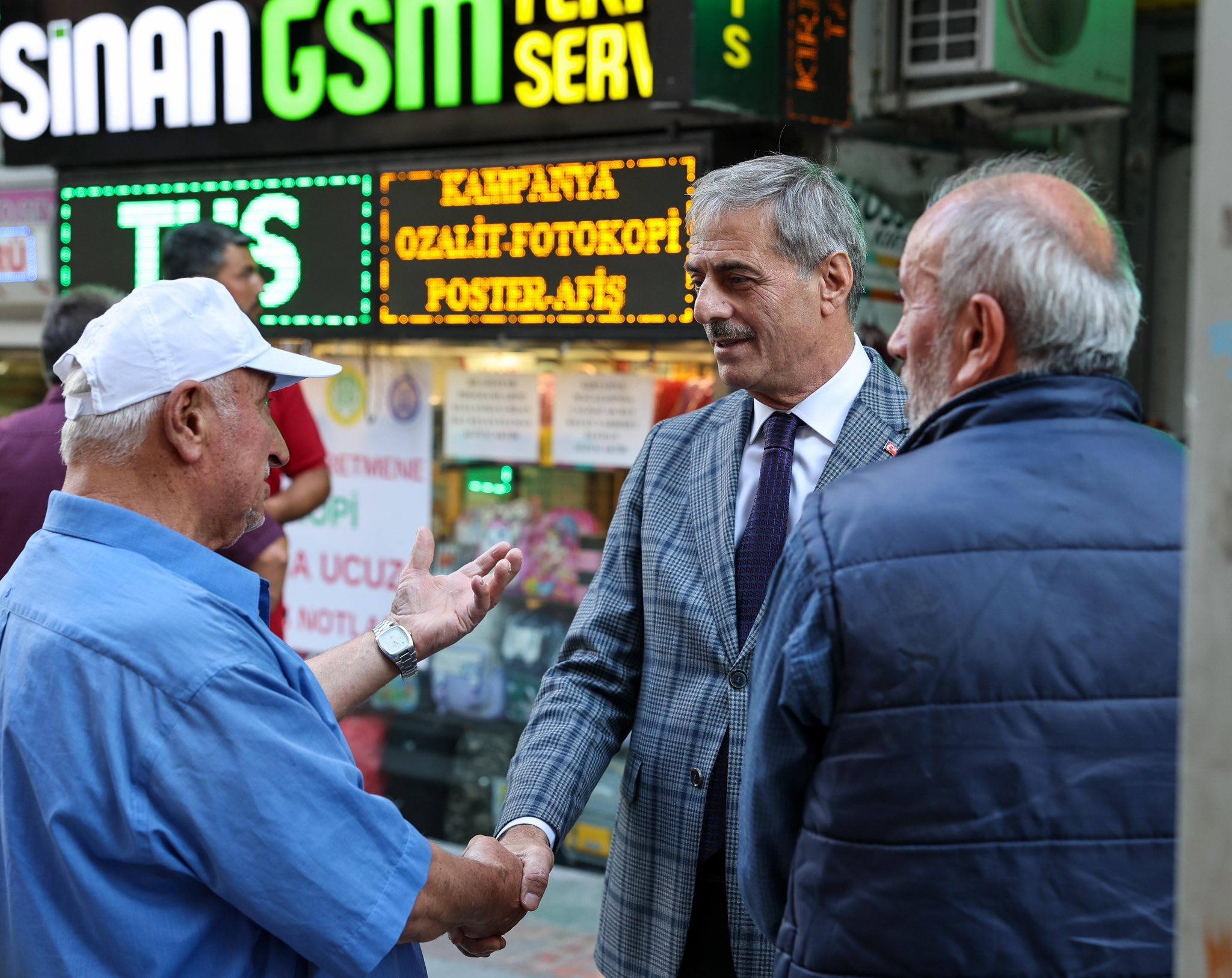 Başkan Yusuf Alemdar vatandaşla kucaklaşıp bayramlaştı: “Memlekete hizmet bizim için en büyük bayramdır”