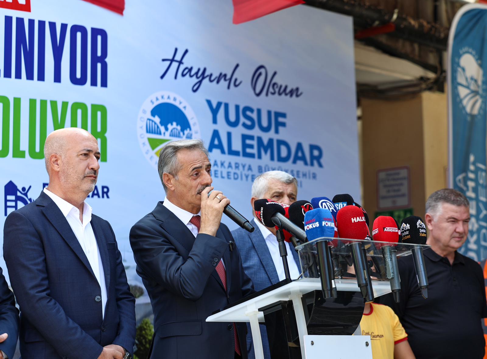 Şehri ikiye ayıran raylar yer altına alınıyor, üzeri yeşil alan oluyor: Sahada ilk ray sökümü için makineler çalıştı