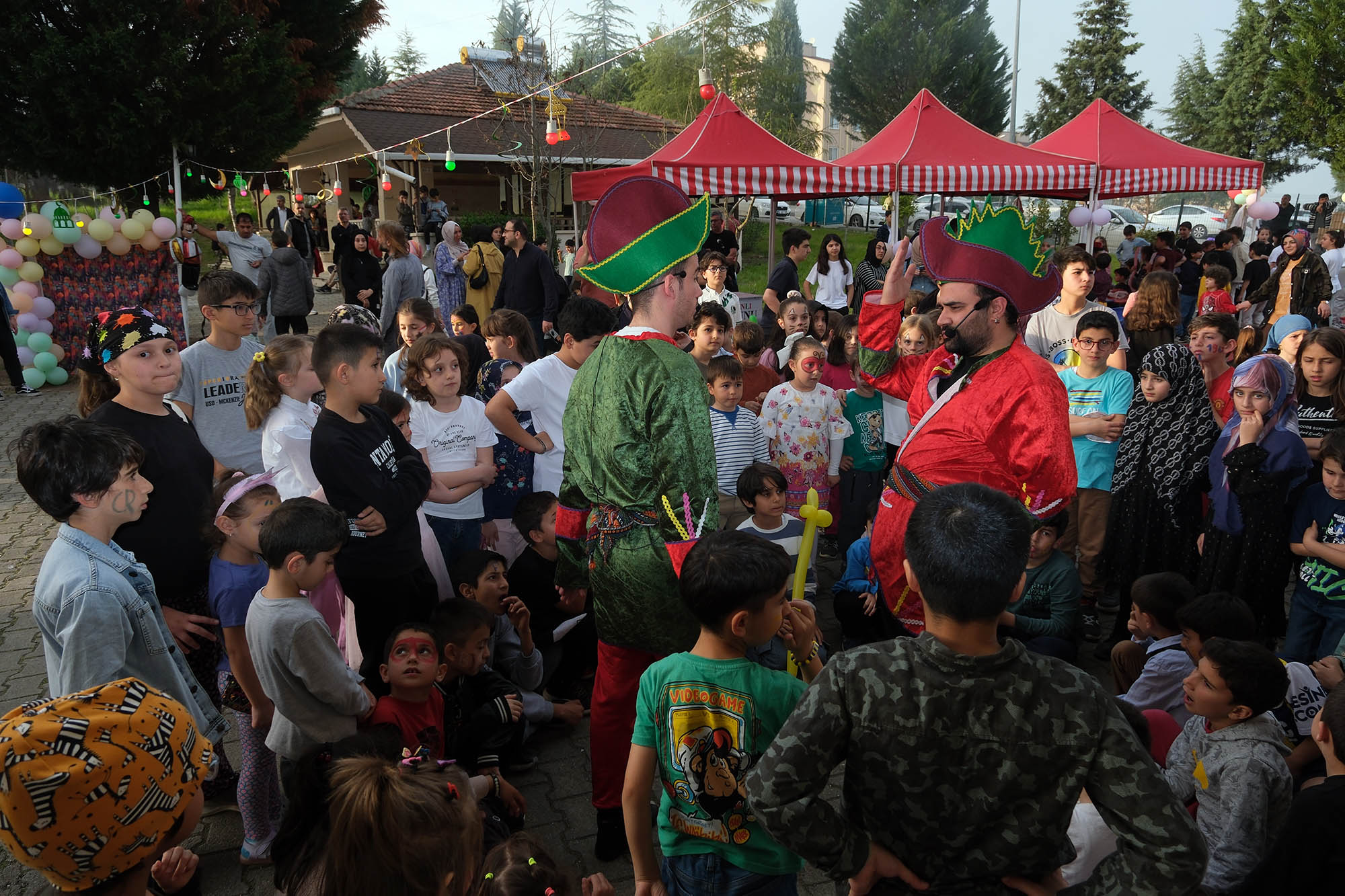 Sakarya’da Ramazan’ın neşesini şehrin dört bir yanına taşıyorlar: Gösteriler, oyunlar, ikramlar…