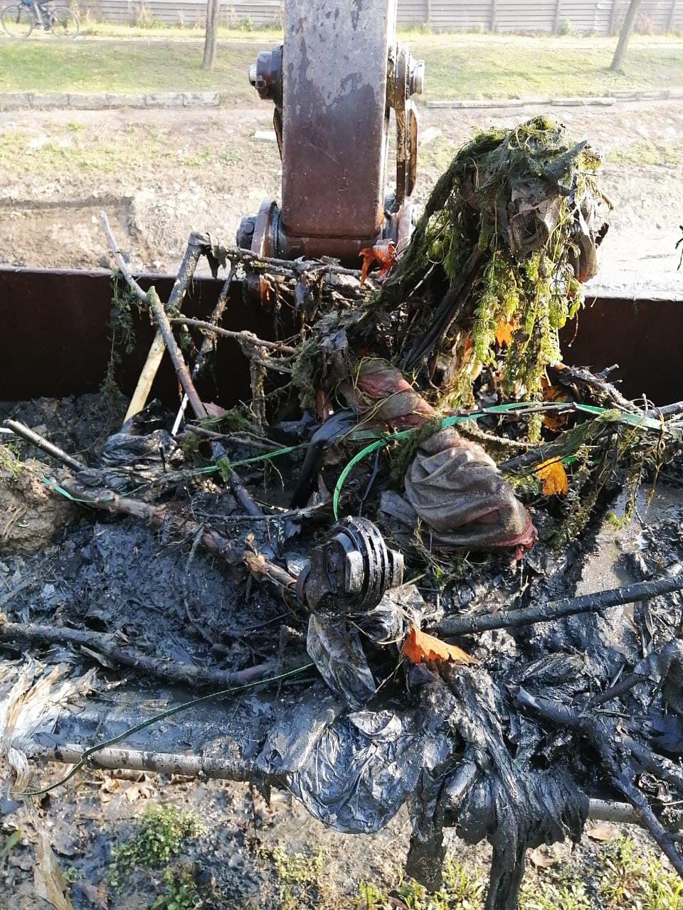 Büyükşehir Çark Deresi’ni temizliyor