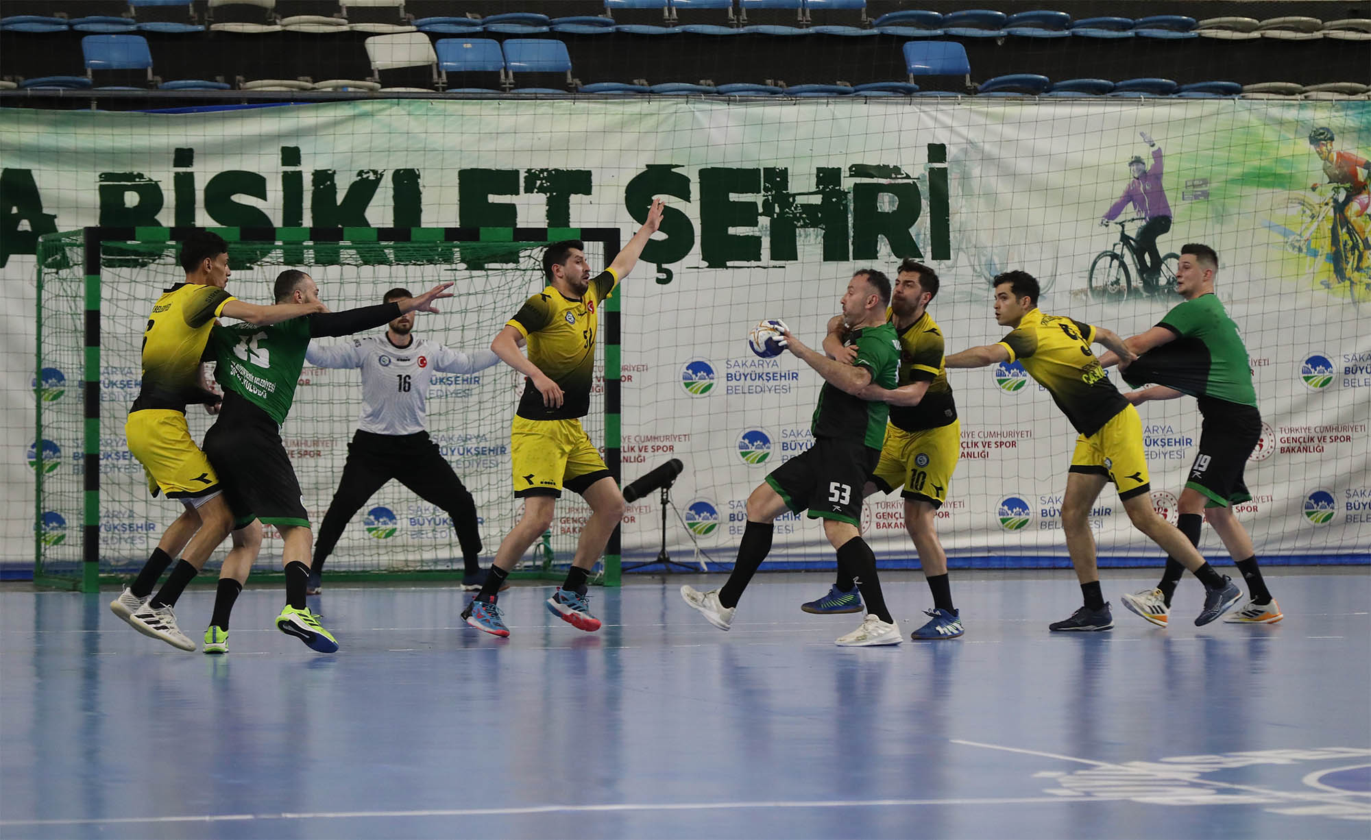 Büyükşehir hentbol play-offlara galibiyetle başladı